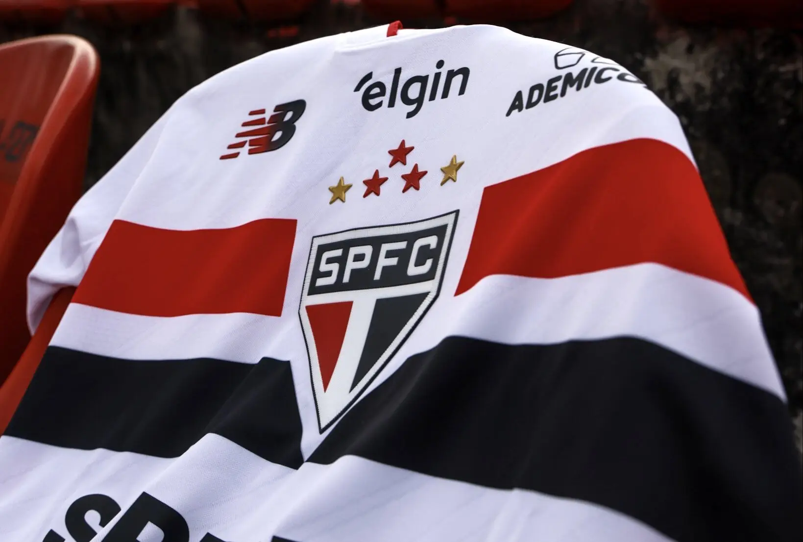 São Paulo tem Calleri no banco e retorno de zagueiro para enfrentar o Bragantino; veja escalações