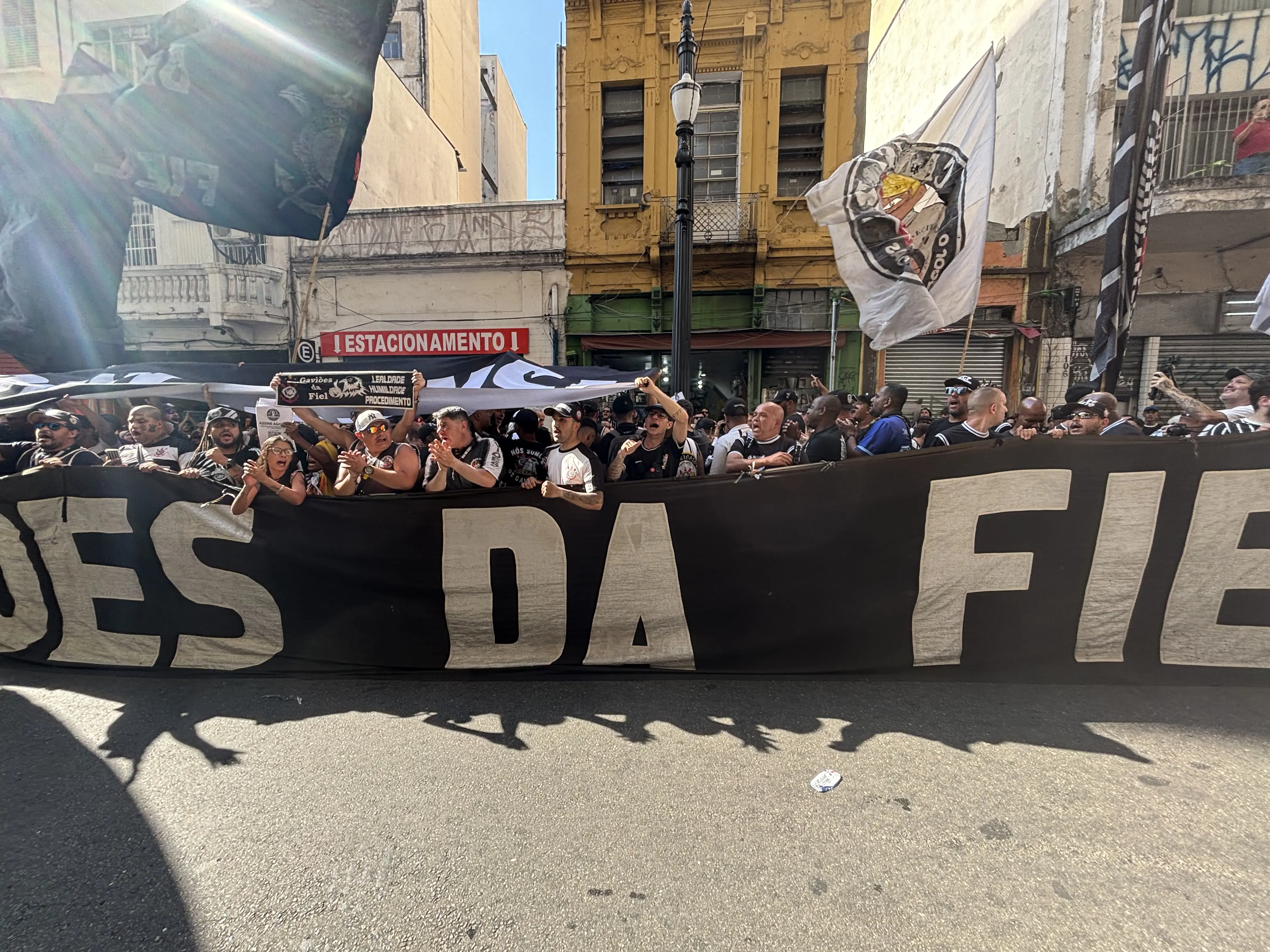 Veja galeria de fotos do protesto da torcida do Corinthians na sede do MP-SP