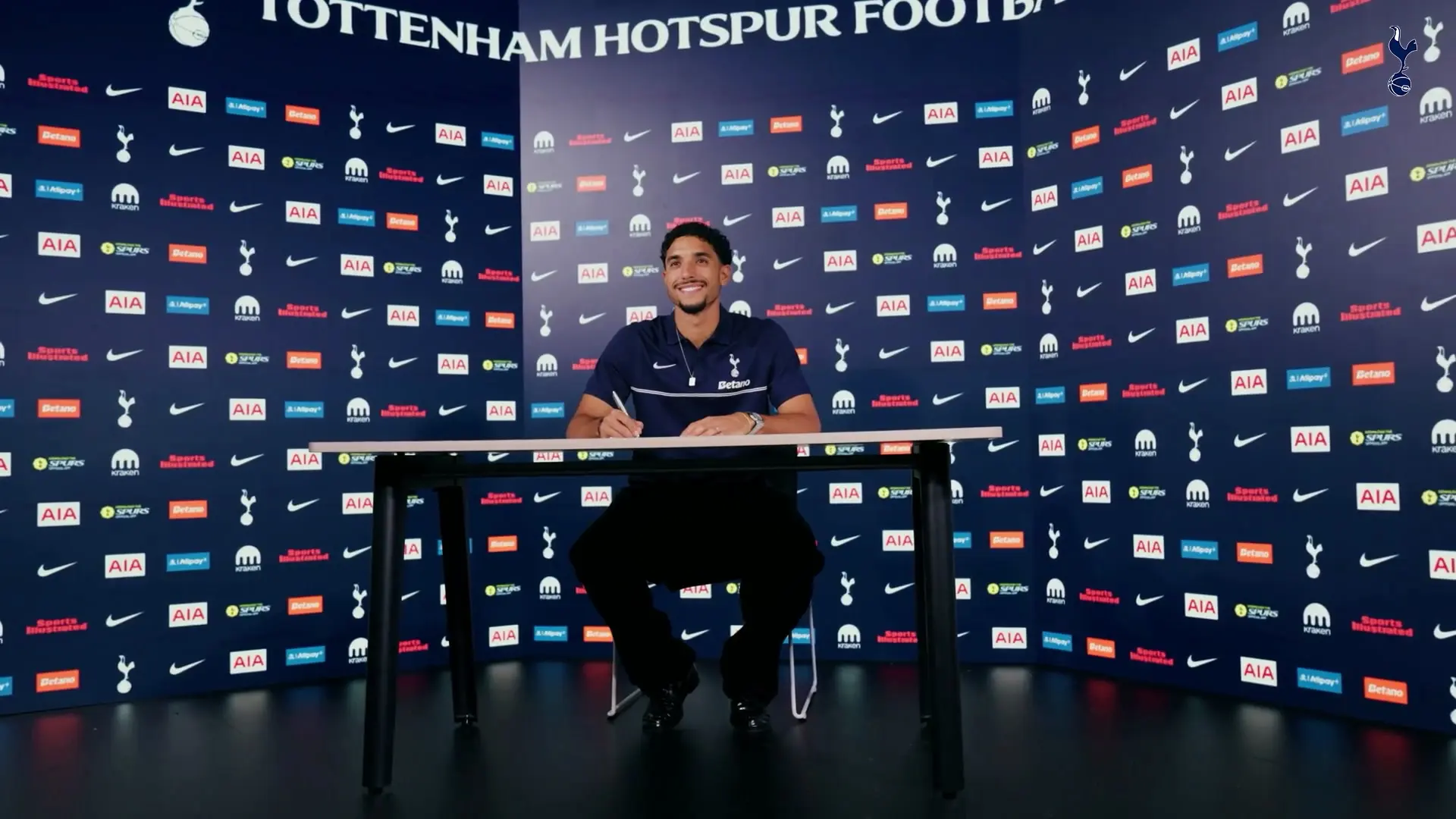 Por dentro do primeiro dia de Marmoush como jogador do Tottenham
