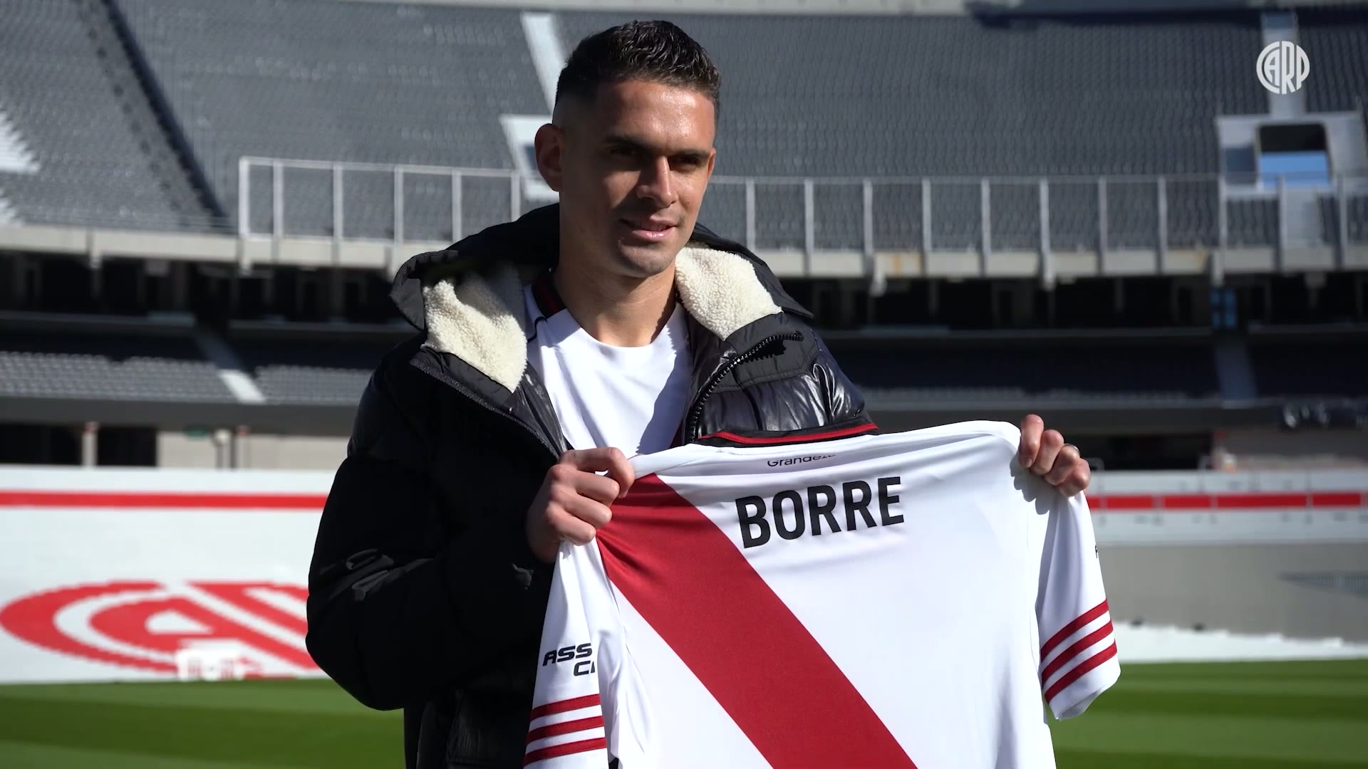 Bastidores: Rafa Borré assina novo contrato com o River Plate