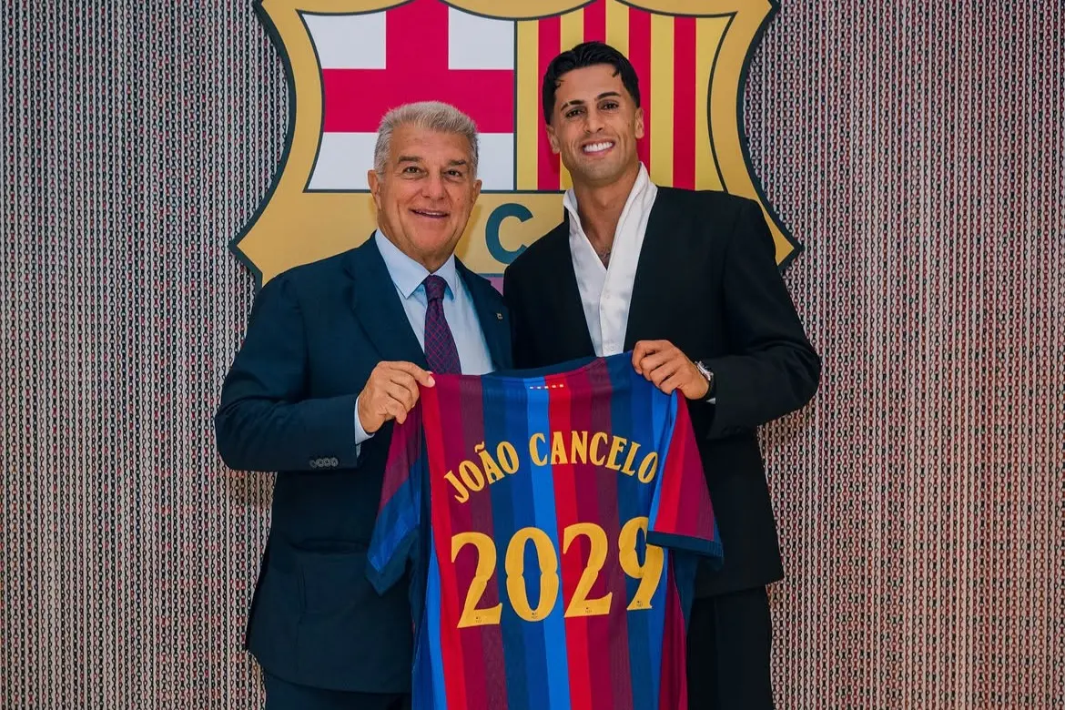 Barcelona confirma contratação definitiva de João Cancelo após empréstimo