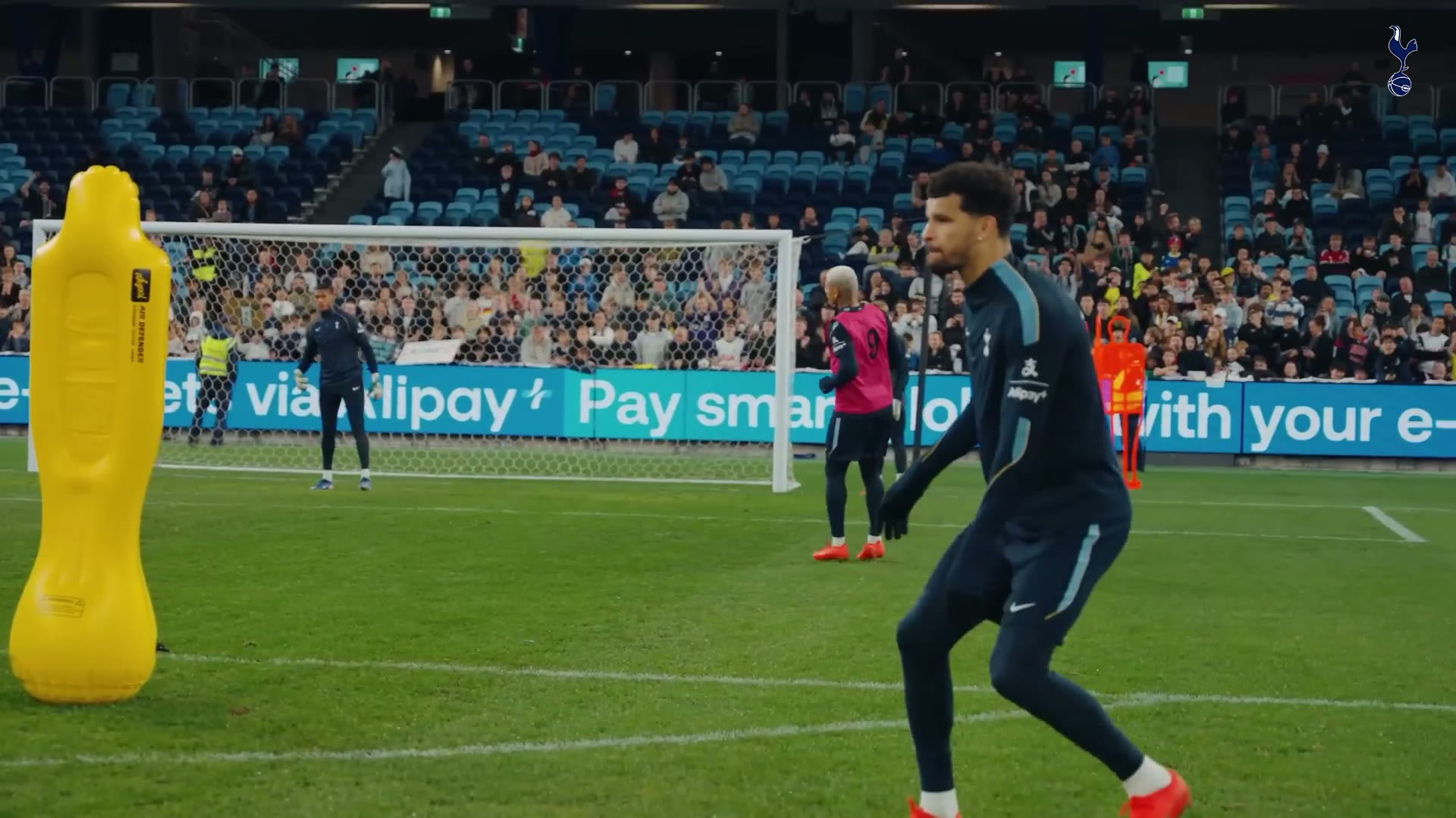 Jogadores do Tottenham, Solanke e Richarlison treinam finalizações em Sydney