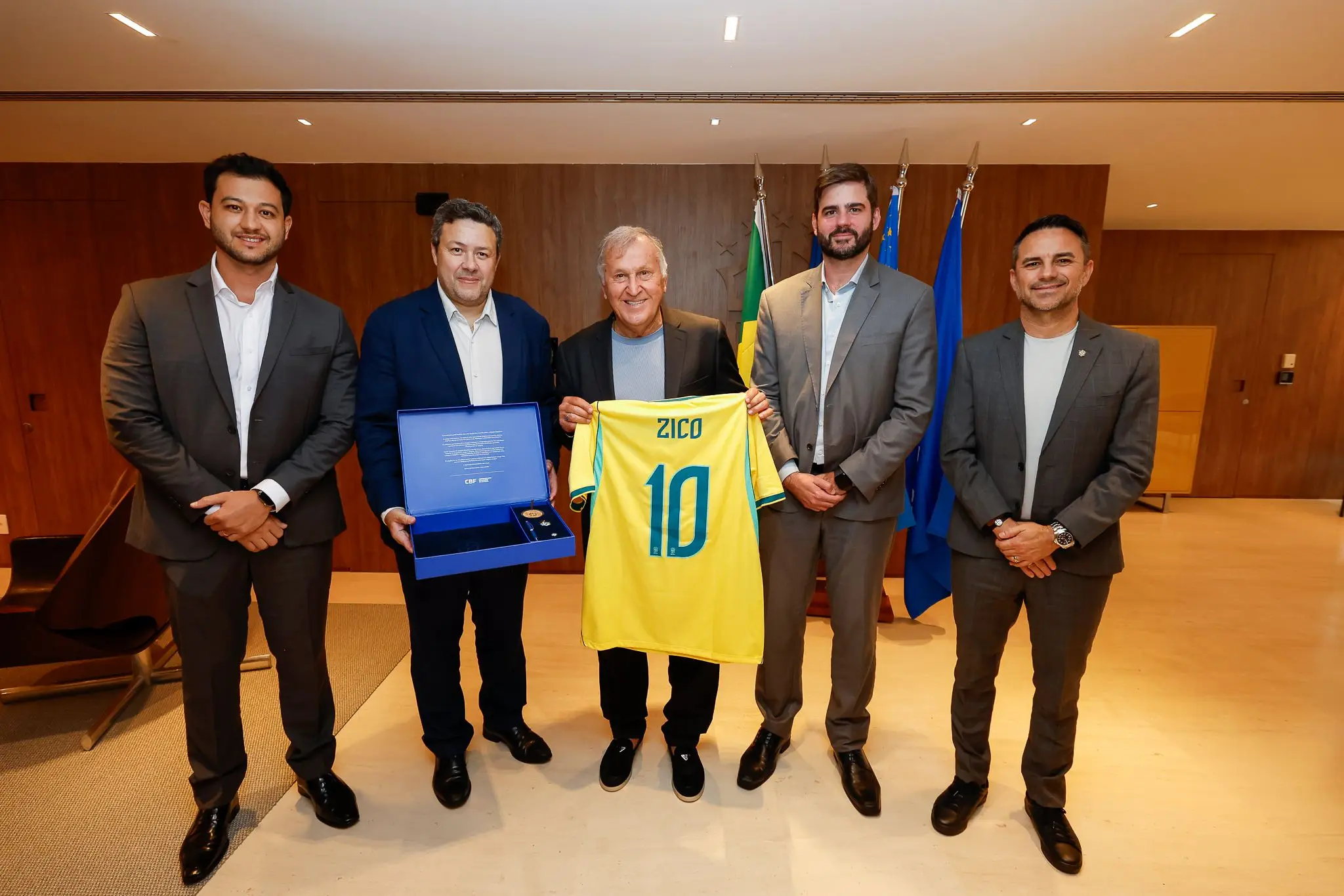 Em visita à CBF, Zico ganha placa e camisa da Seleção personalizada