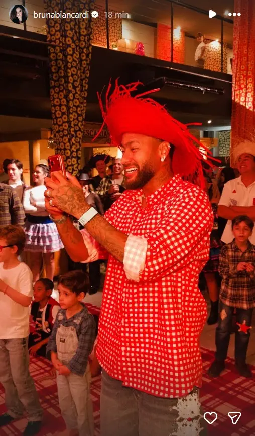 Neymar curte arraiá ao lado de esposa e filhas; veja fotos