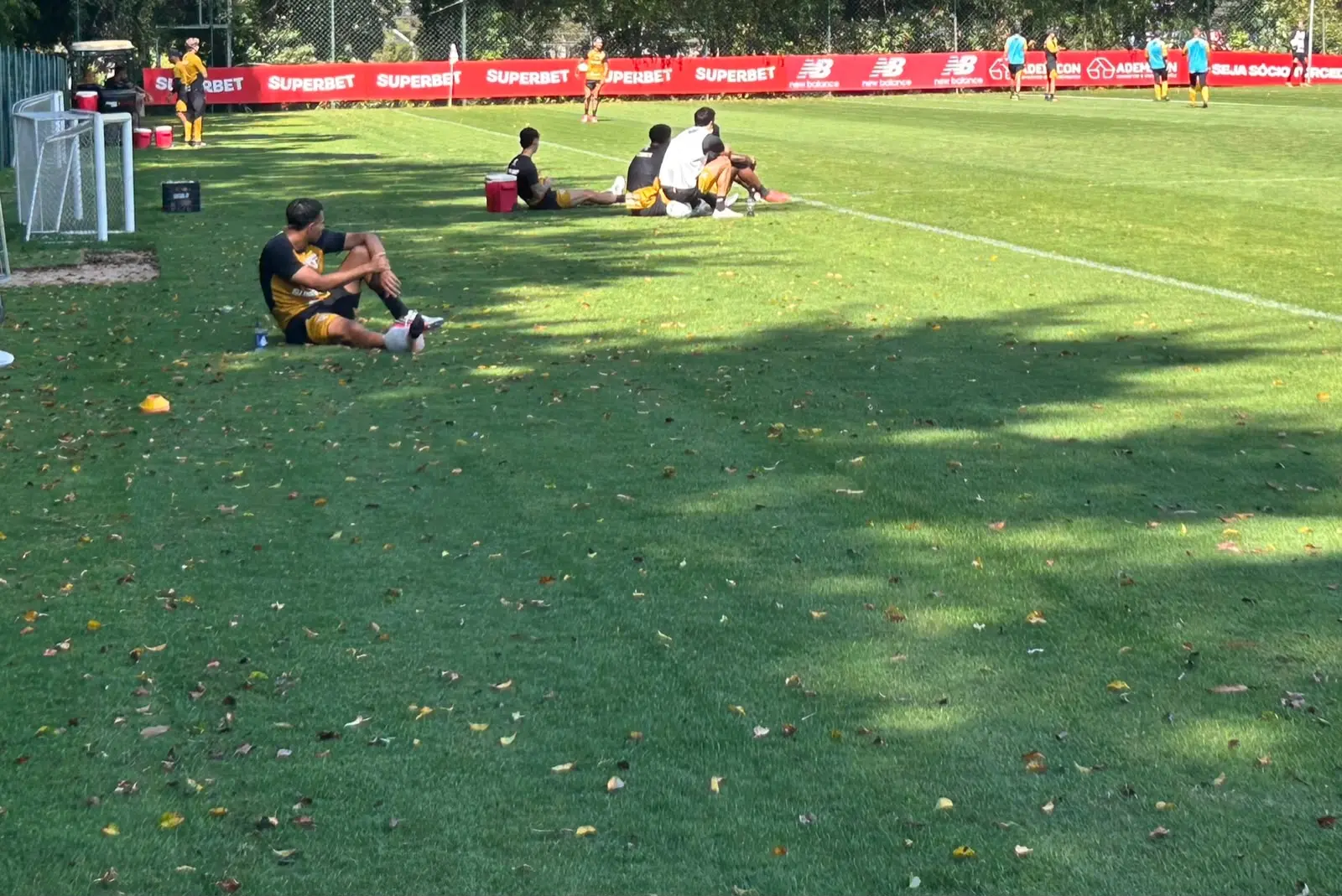 Reapresentação do São Paulo: Victor Sá sente dores após dividida e deixa treino mais cedo