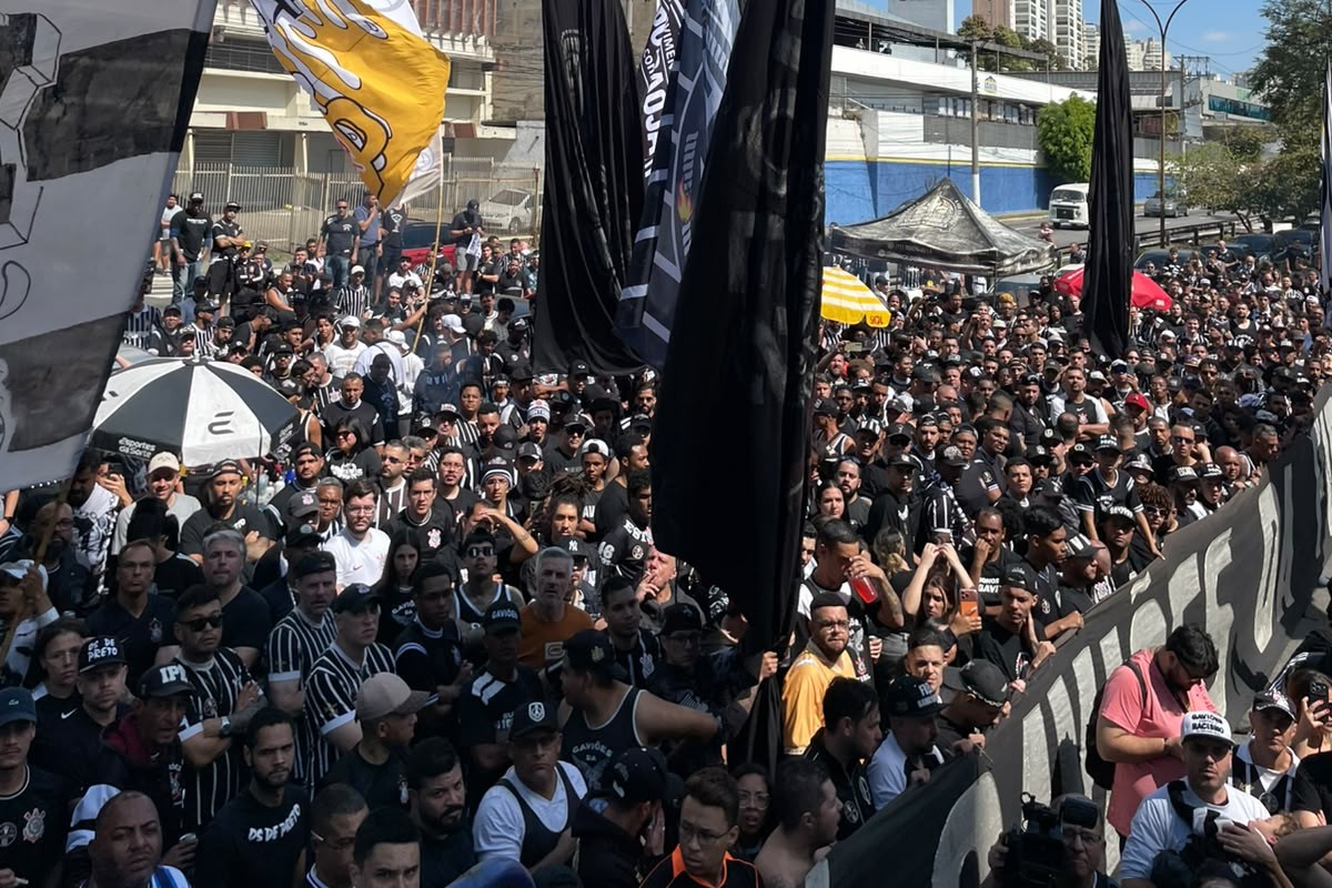 Torcida do Corinthians explode em protesto no Parque São Jorge: “Intervenção já”