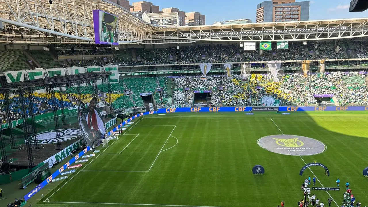 Torcida do Palmeiras homenageia Gómez com mosaico antes de jogo contra o Vasco
