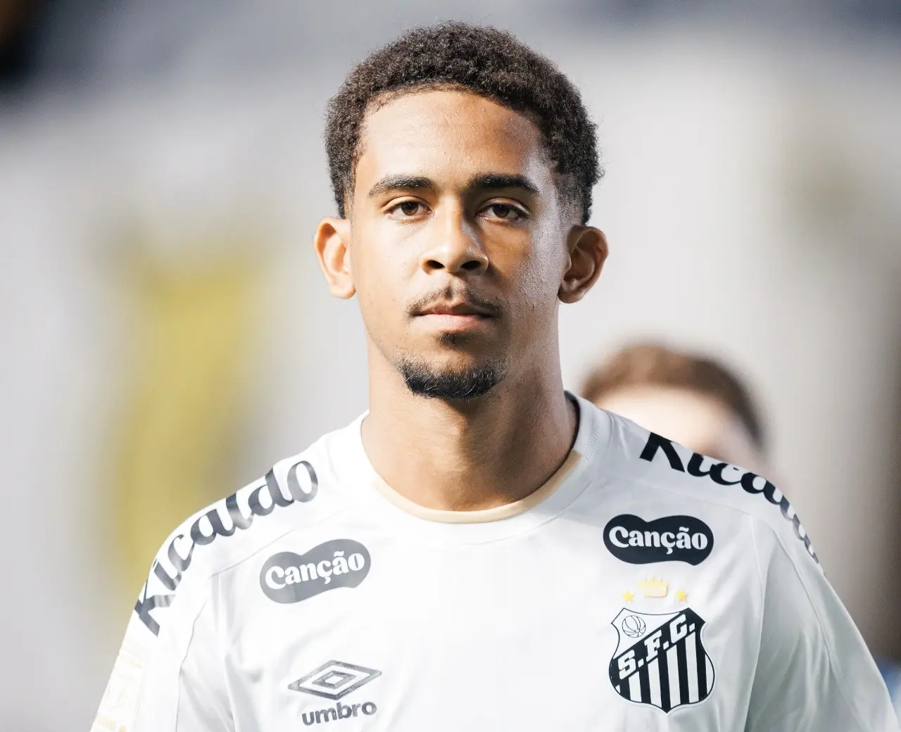 Zagueiro do sub-20 do Santos ganha espaço no profissional e se diz “pronto”