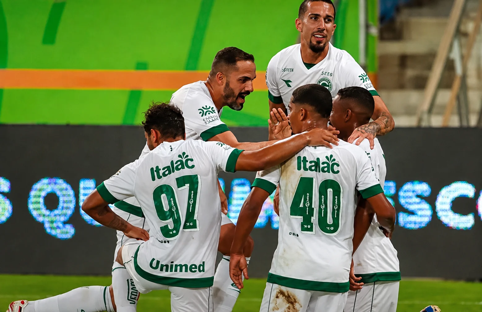 Com gol de goleiro, Goiás vira sobre o Botafogo-SP e volta a vencer na Série B