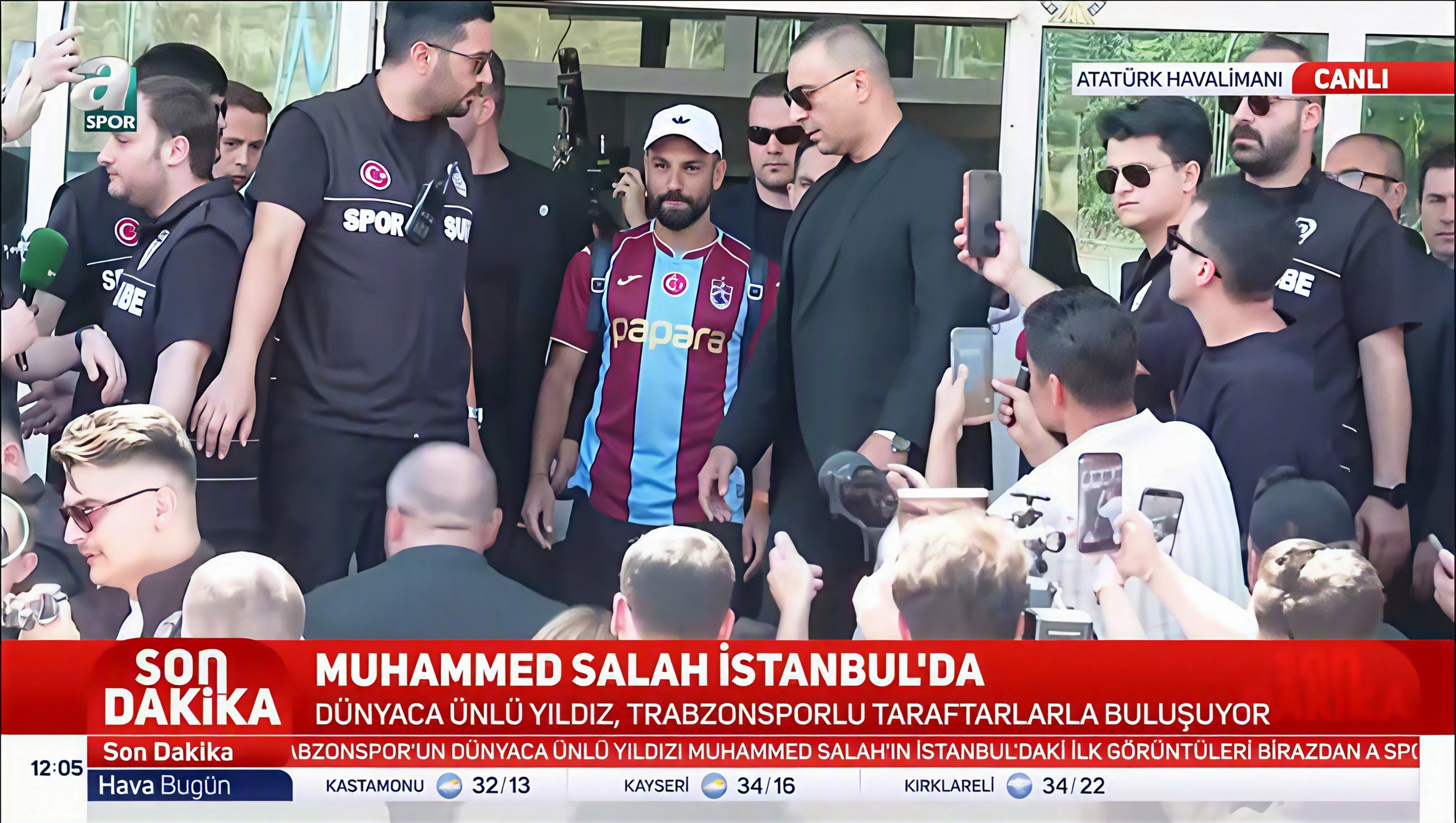 Salah veste camisa de novo clube e é recebido por multidão na Turquia