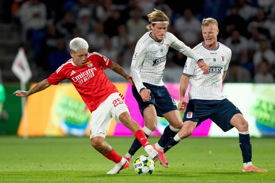 Benfica vence time dinamarquês e garante classificação na Liga Europa