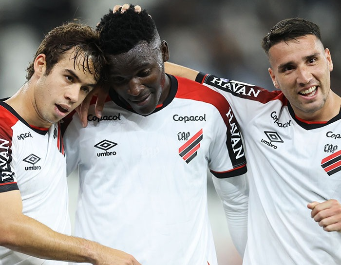 Com dois de Viveros, Athletico-PR vence o Botafogo e cola no Flamengo