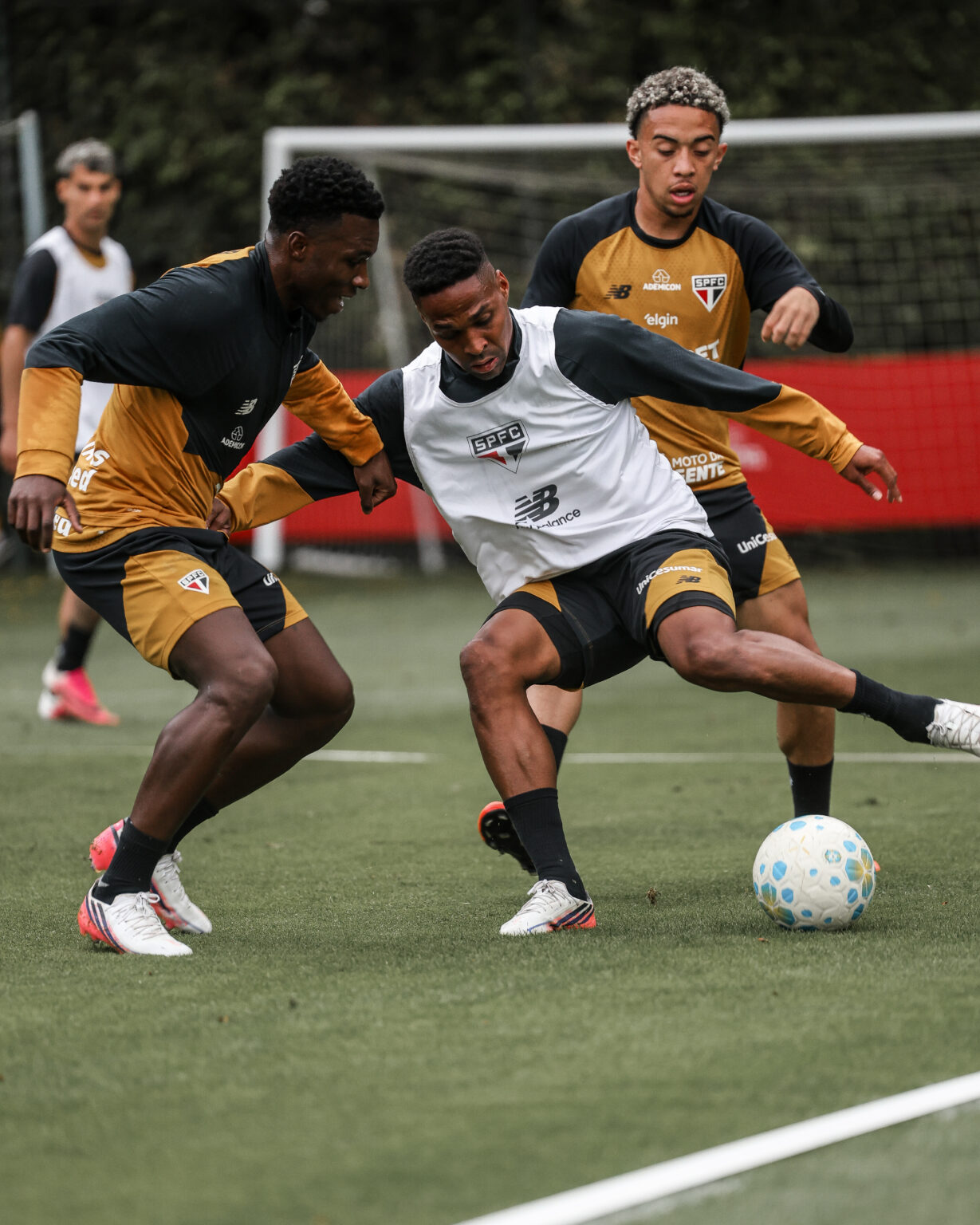 São Paulo treina para jogo com o Bragantino; Bobadilla e Lucas correm em campo
