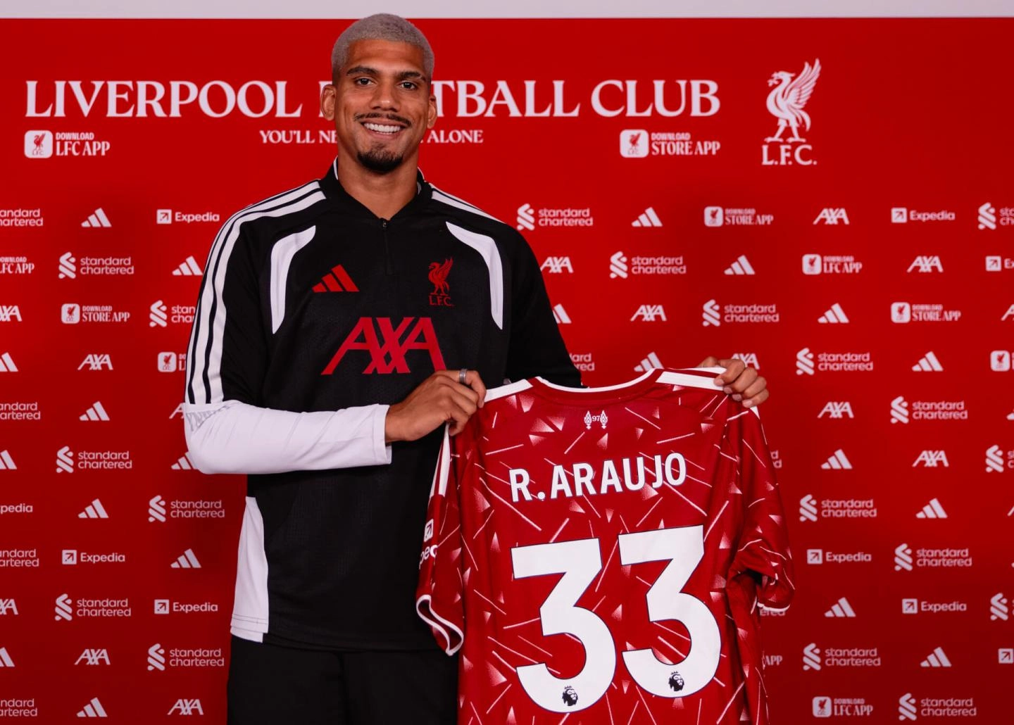 Liverpool oficializa chegada de Ronald Araújo por empréstimo