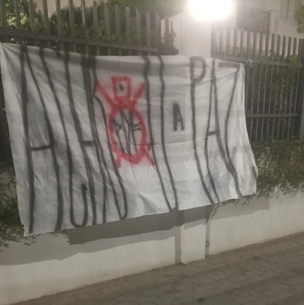 Torcedores protestam na casa de Stabile e pedem saída do presidente do Corinthians: “Acabou a paz”