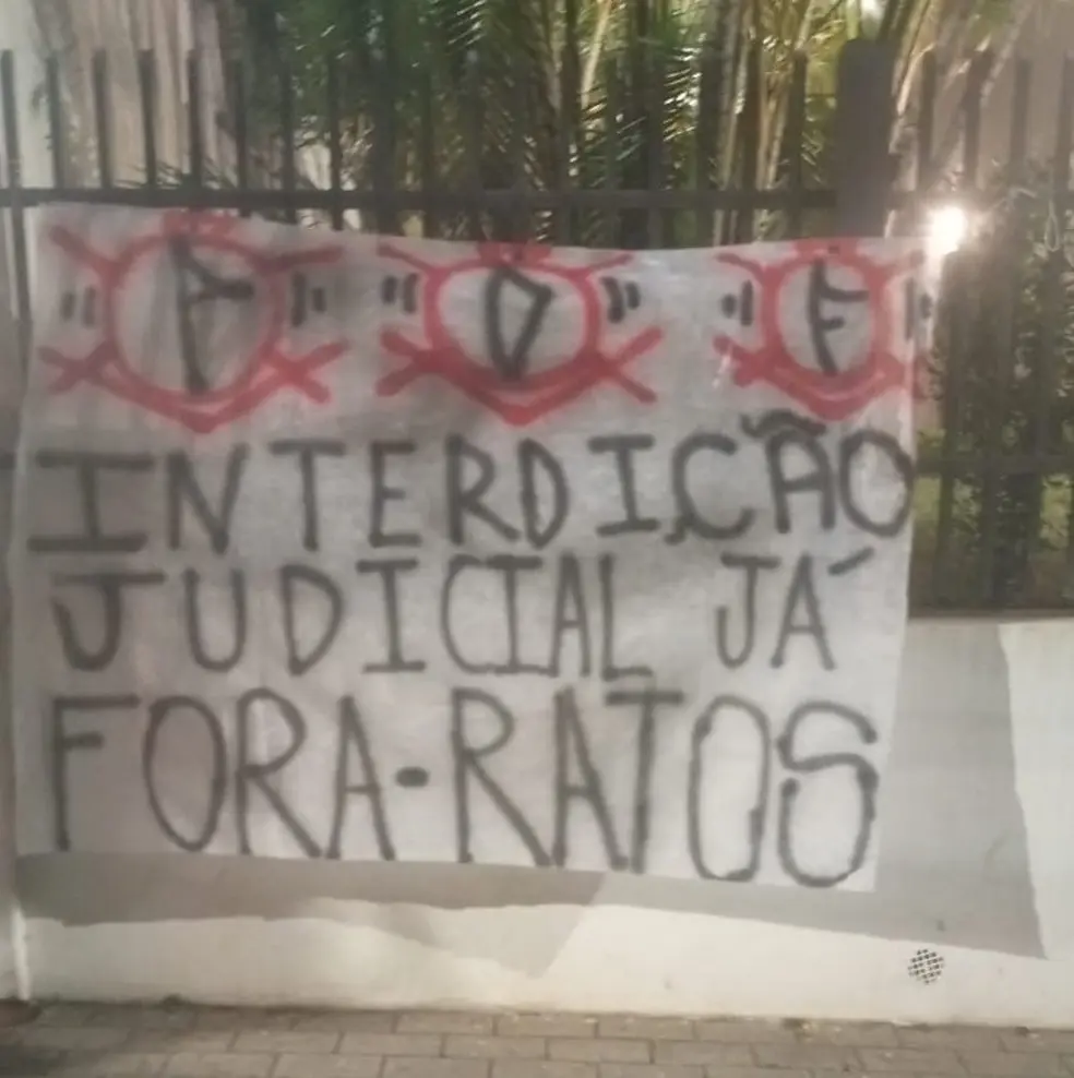 Torcedores protestam na casa de Stabile e pedem saída do presidente do Corinthians: "Acabou a paz"