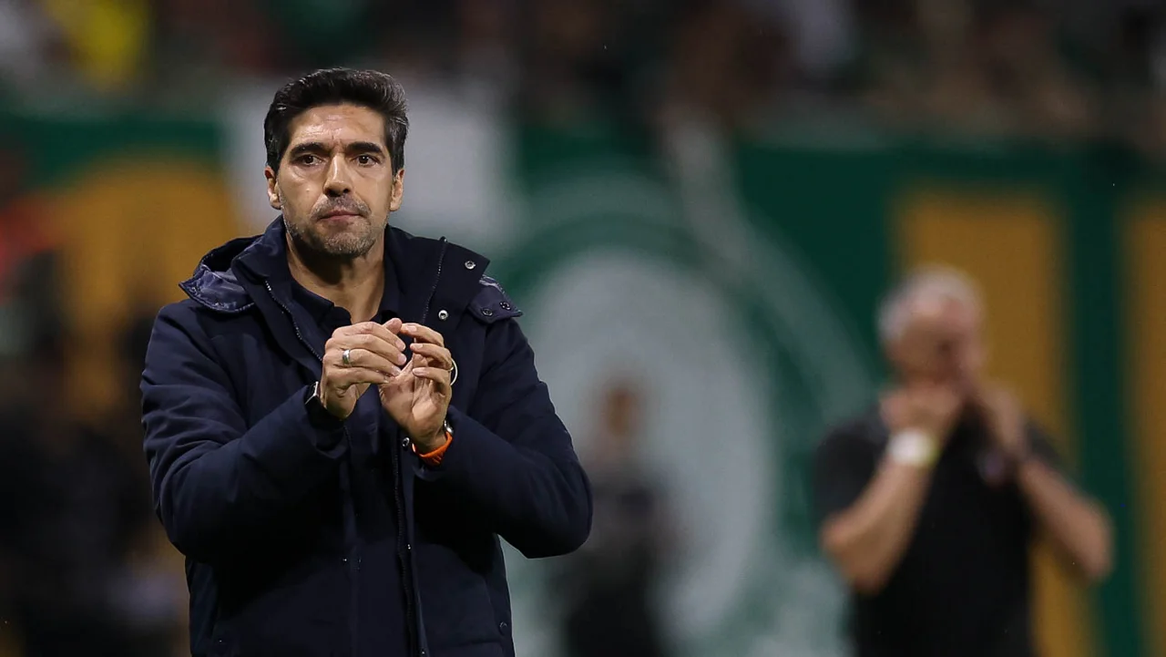 STJD aumenta suspensão de Abel Ferreira para três jogos após chute em microfone