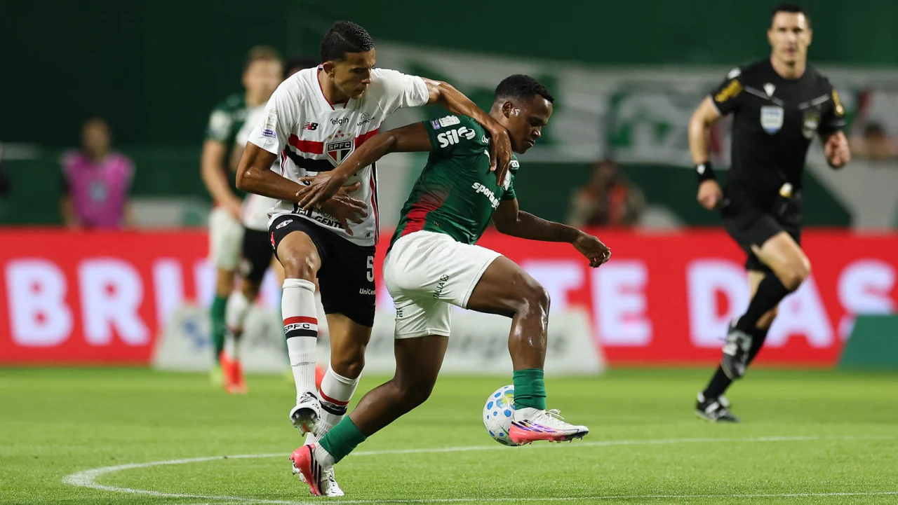 Zagueiro do São Paulo é denunciado pelo STJD por expulsão em clássico contra o Palmeiras