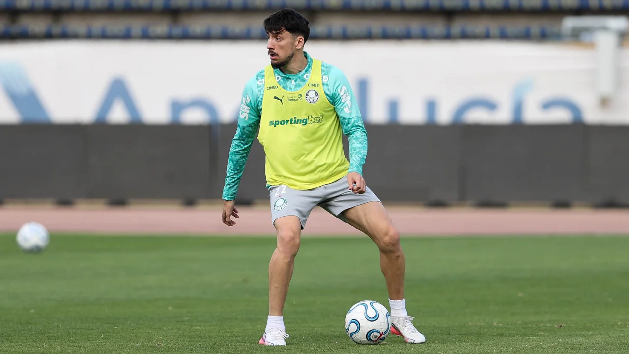 Forlán convoca Uruguai para amistosos com lateral do Palmeiras e dupla do Flamengo