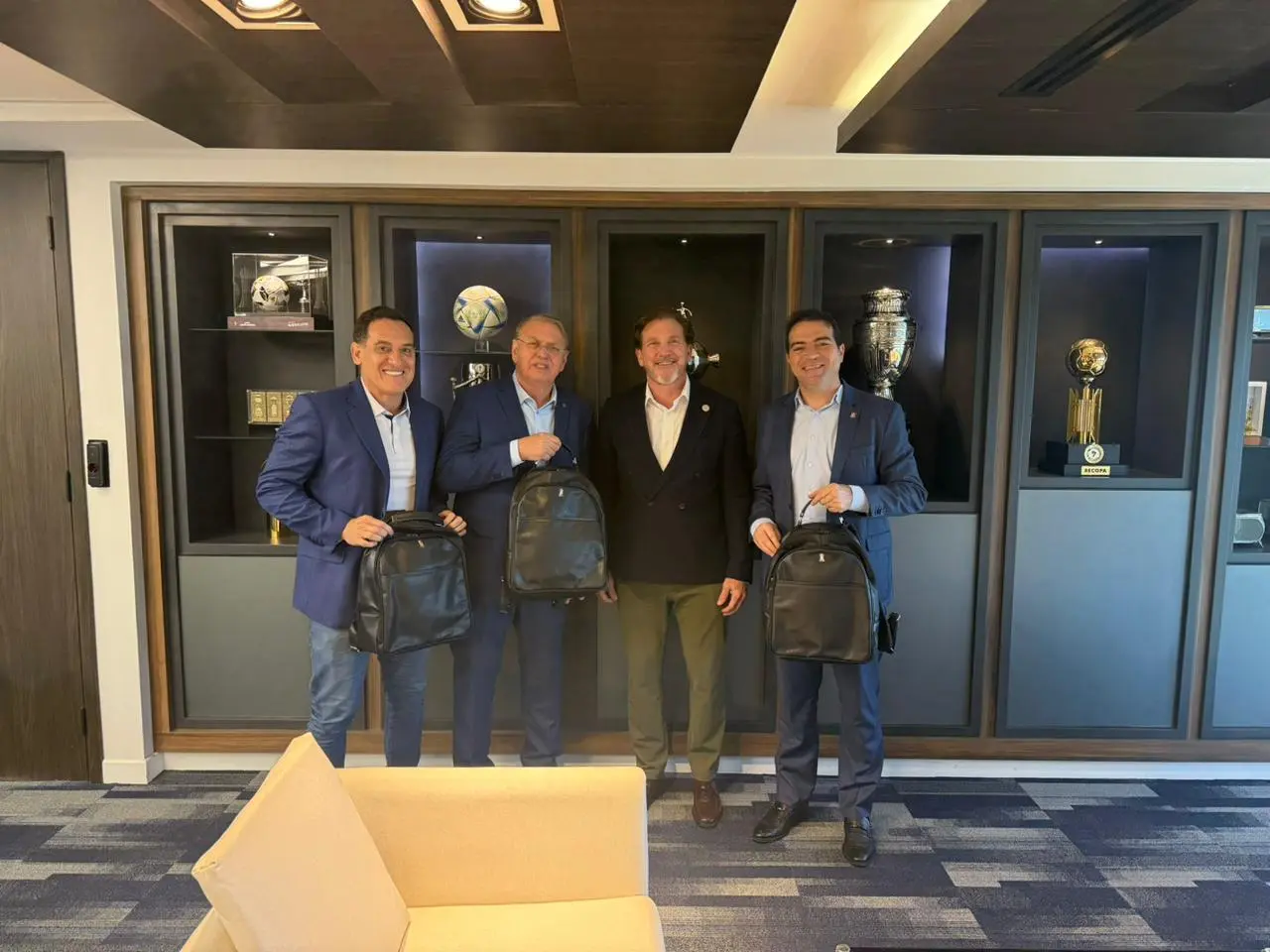 Stabile e executivo do Corinthians se reúnem com presidente da Conmebol