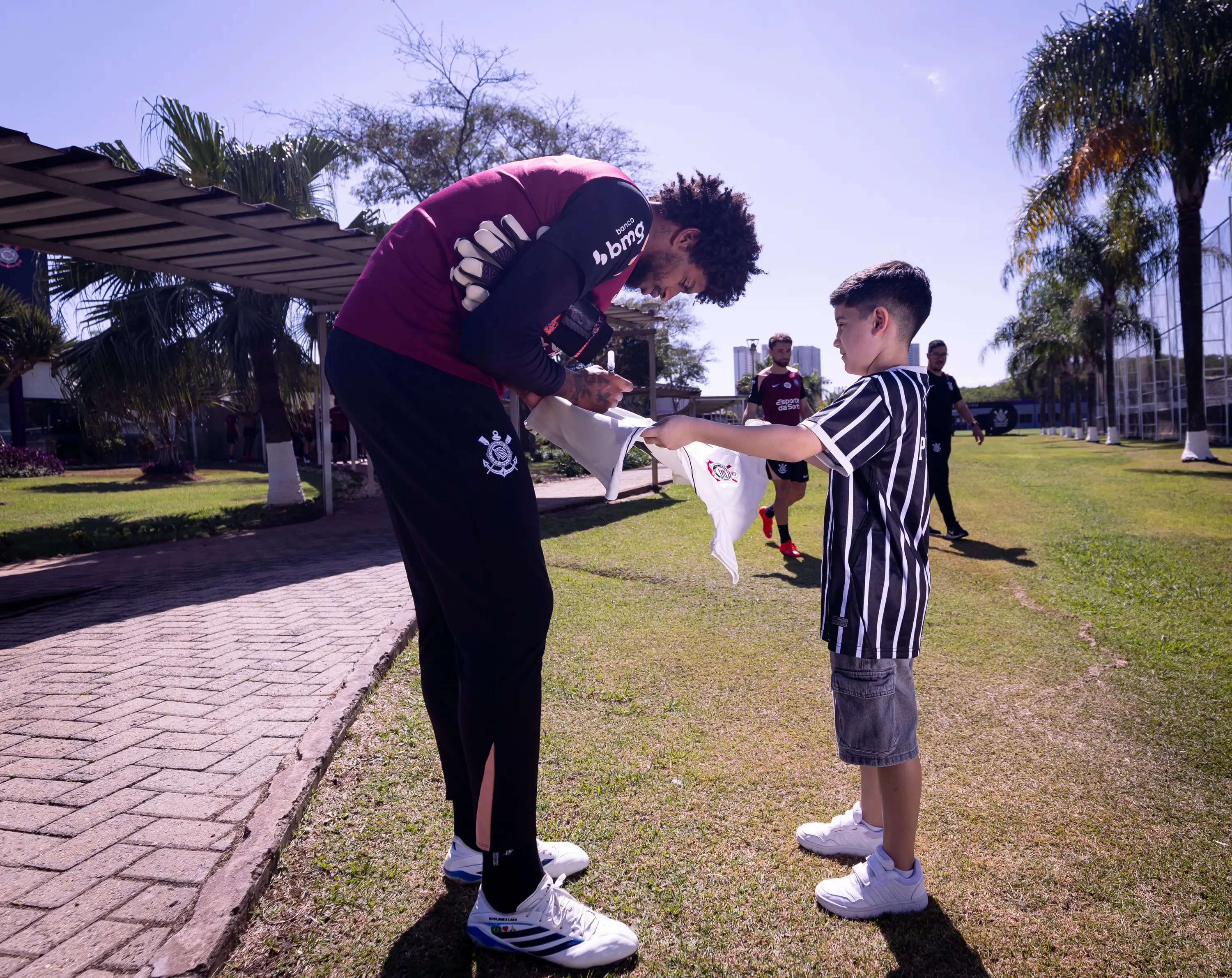 Garoto hostilizado por ganhar camisa de Neymar visita CT e conhece elenco do Corinthians