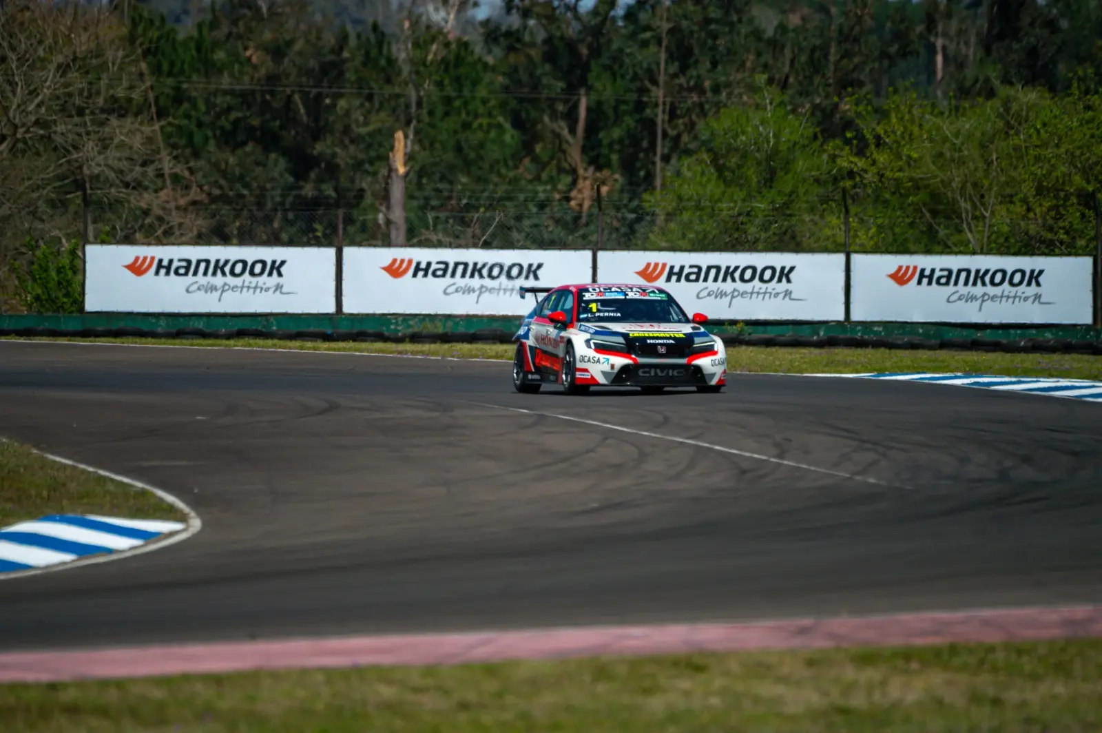Leonel Pernía é pole e sobe ao pódio nas duas corridas do TCR South America em Concordia