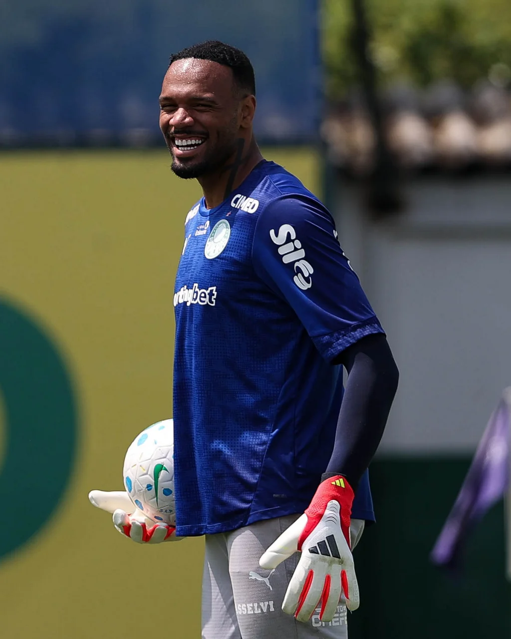 Carlos Miguel brinca com comparação a Marcos e projeta duelo com o Grêmio