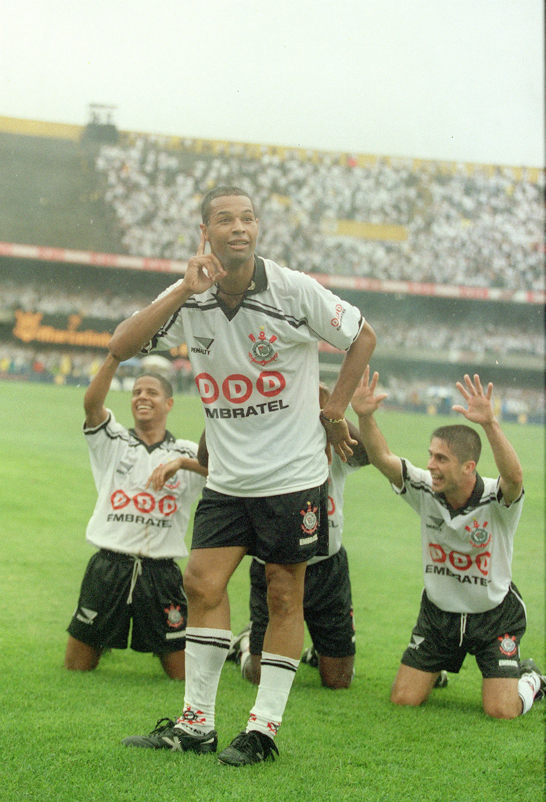 Filho do Terrão, Dinei completa 56 anos: relembre fotos da carreira do atacante