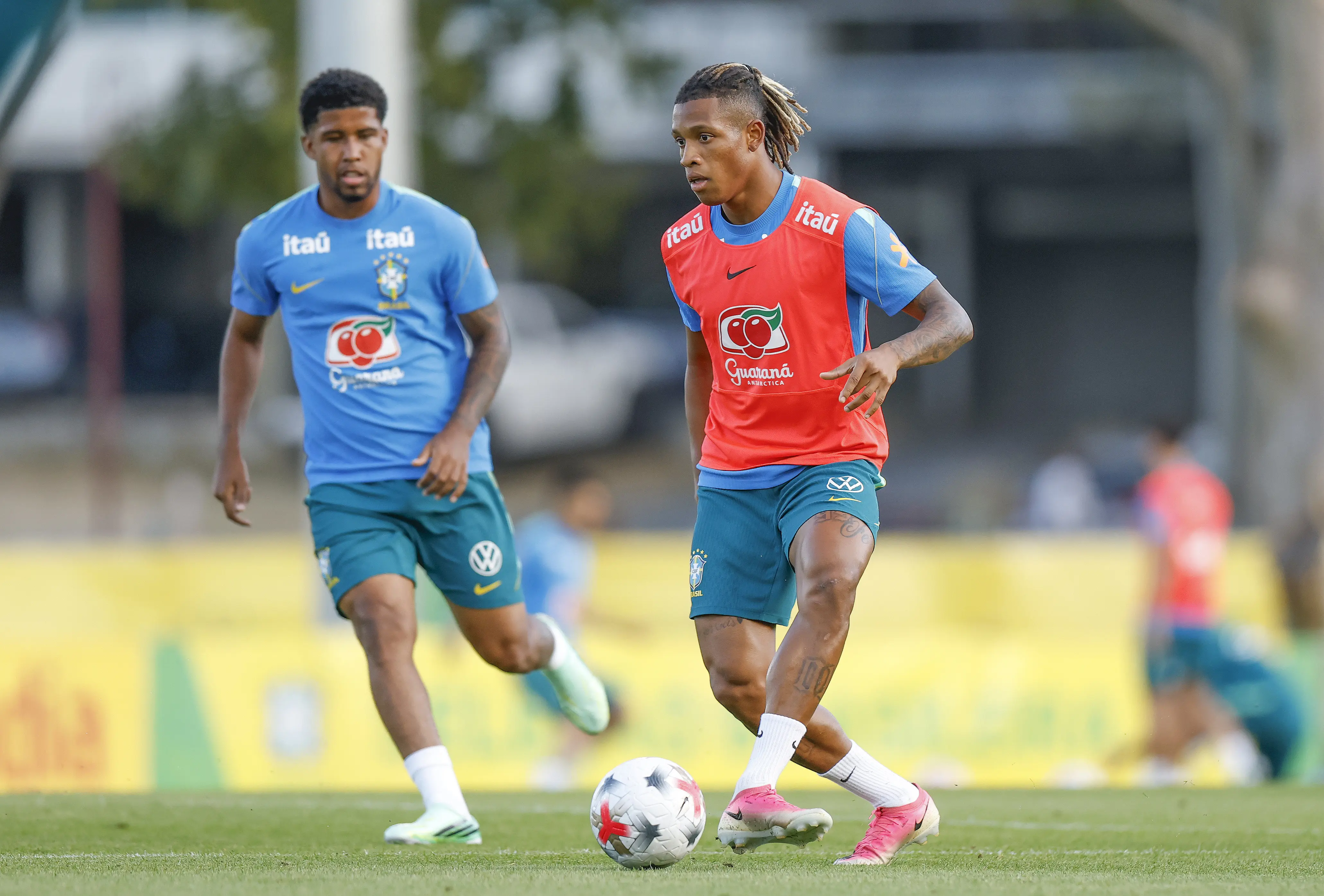 Danilo admite dificuldade do Brasil no meio-campo e pede paciência para novo ciclo