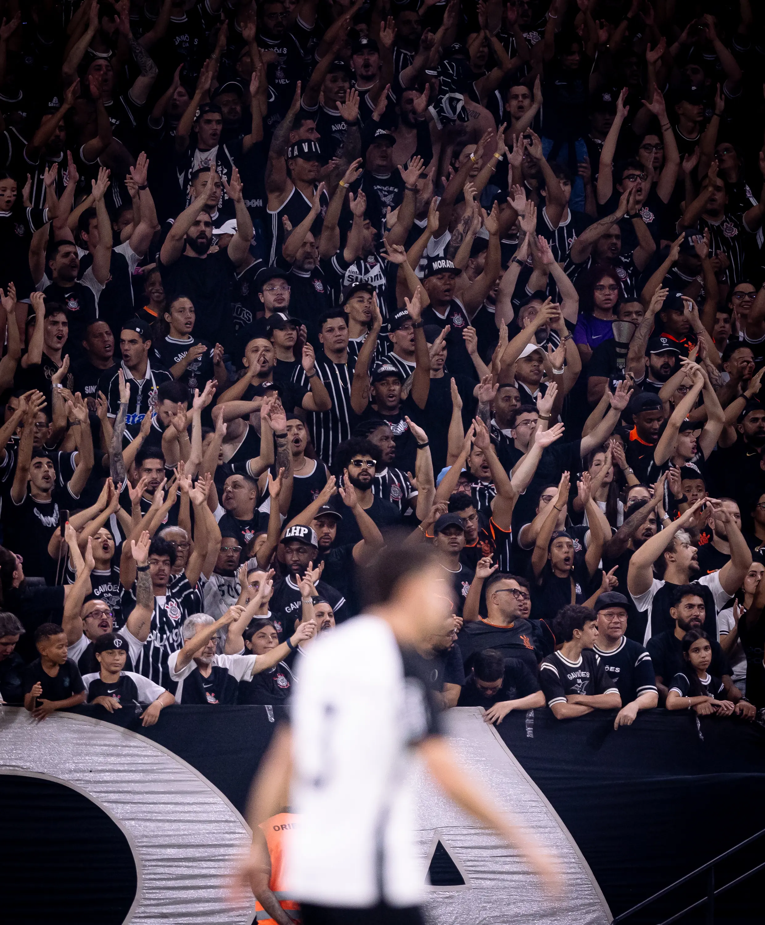 Torcida do Corinthians esgota ingressos para jogo decisivo contra o Estudiantes