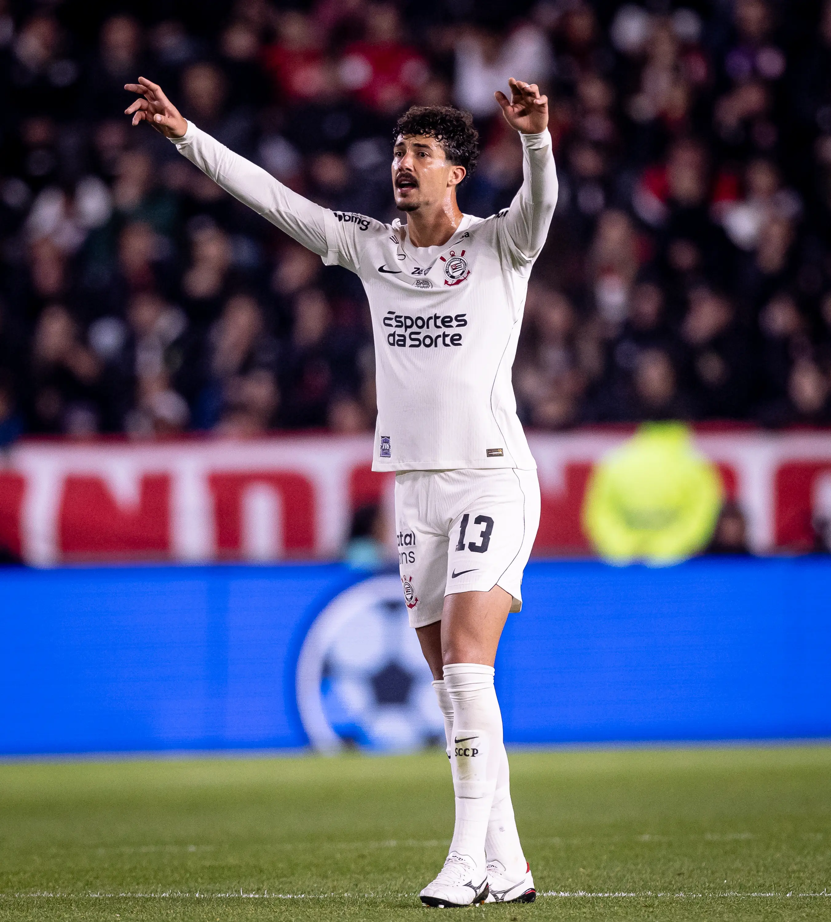 Corinthians convive com baixa produção ofensiva e vê zagueiro assumir protagonismo