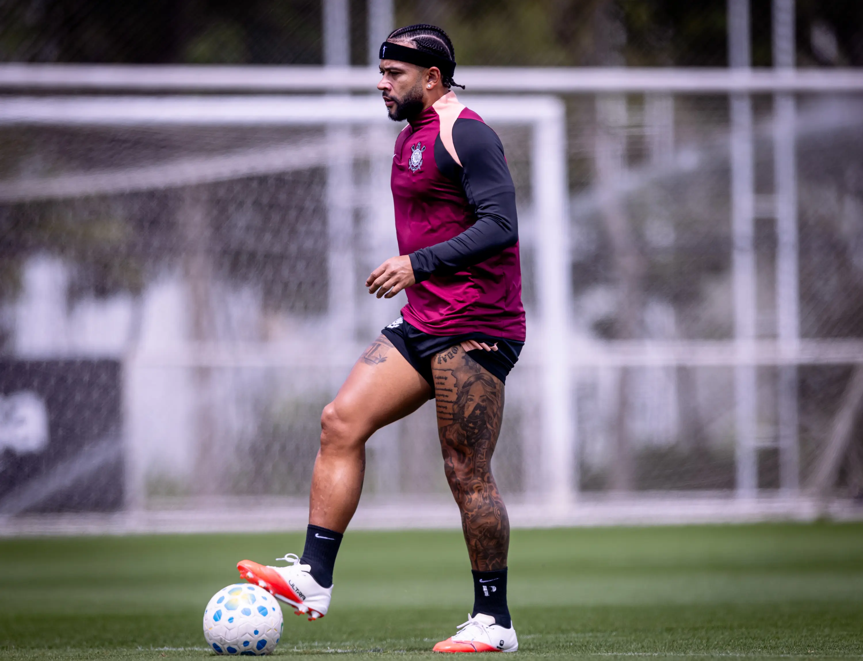 Corinthians treina de olho no Fluminense em dia de cobranças no CT