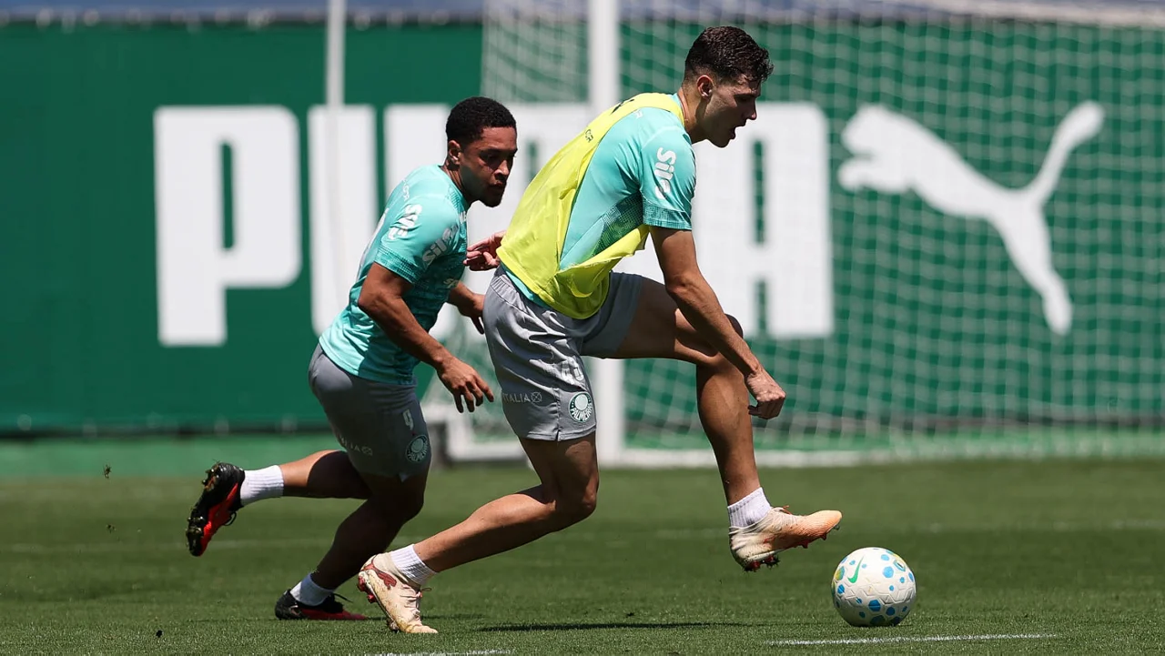 Abel Ferreira comanda sessão de treino com atividades técnicas
