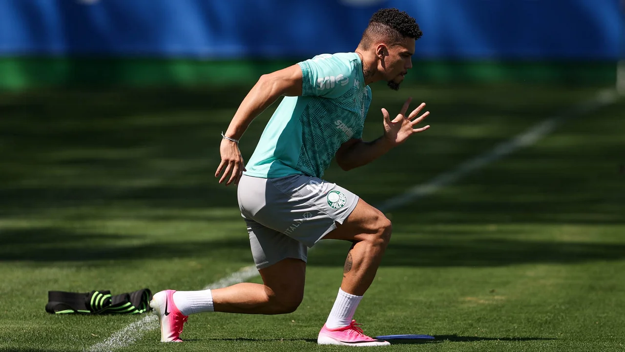Paulinho treina separado, e Palmeiras abre última semana livre com treino técnico e tático
