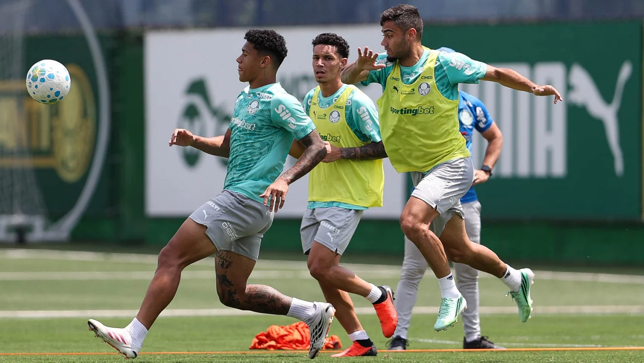 Palmeiras trabalha saída de bola e pressão na marcação em treino técnico na Academia