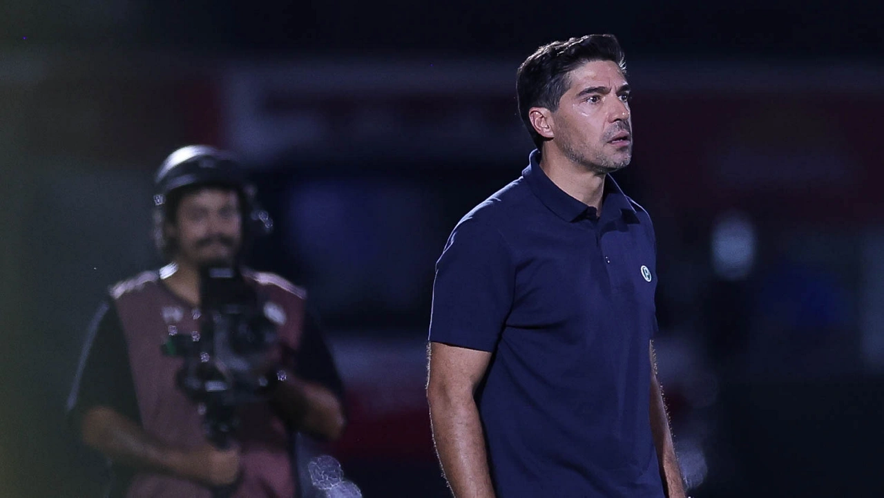 Abel Ferreira sofre denúncia no STJD após chute em microfone e pode ser suspenso por seis jogos