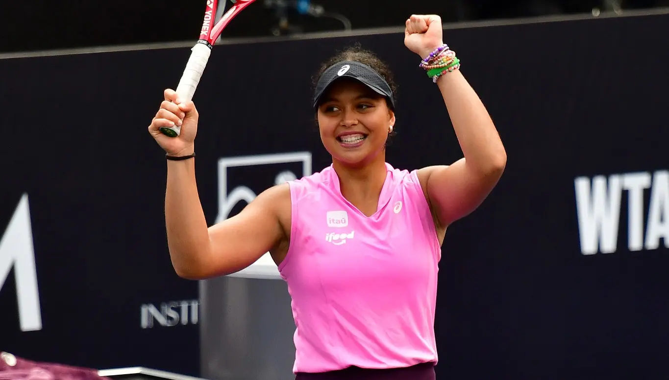 Brasileira de 16 anos bate australiana e vai à segunda rodada do SP Open