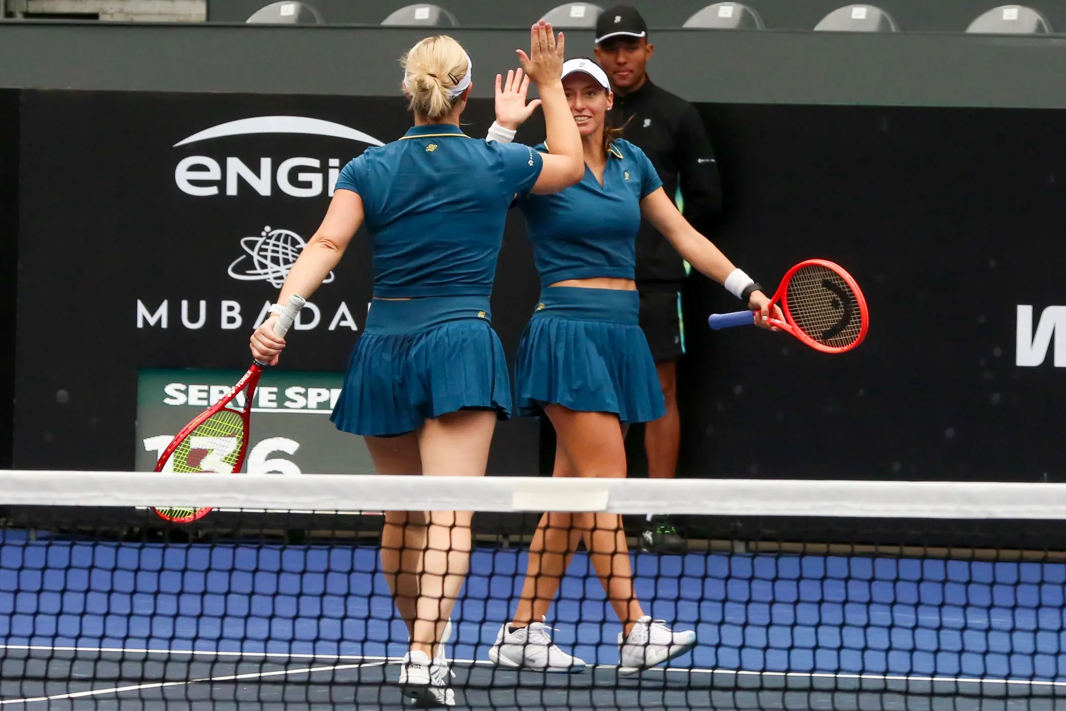 Luisa Stefani avança à semifinal do SP Open após desistência de adversária