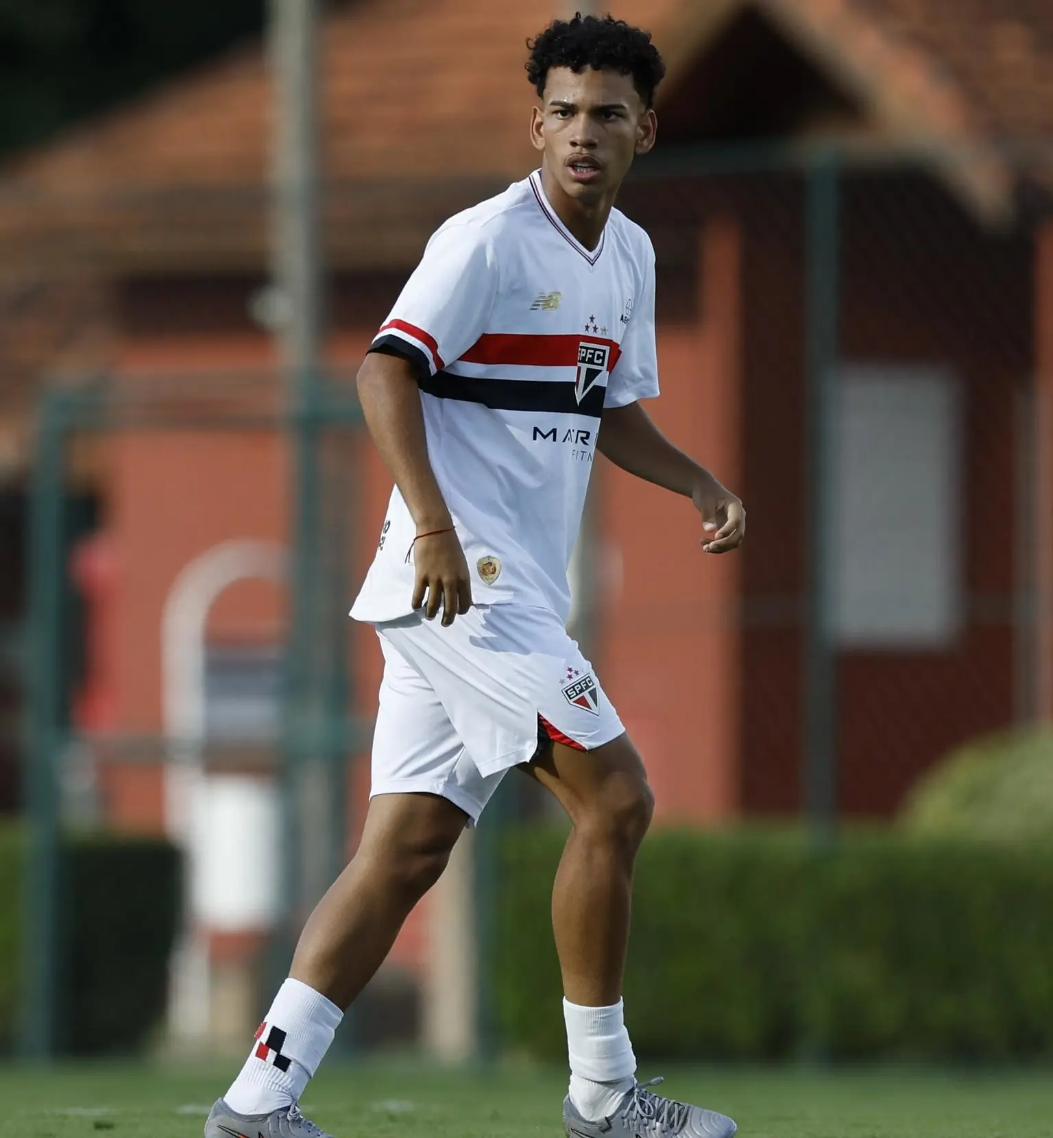 São Paulo acerta ida de lateral da base ao Palmeiras; veja detalhes