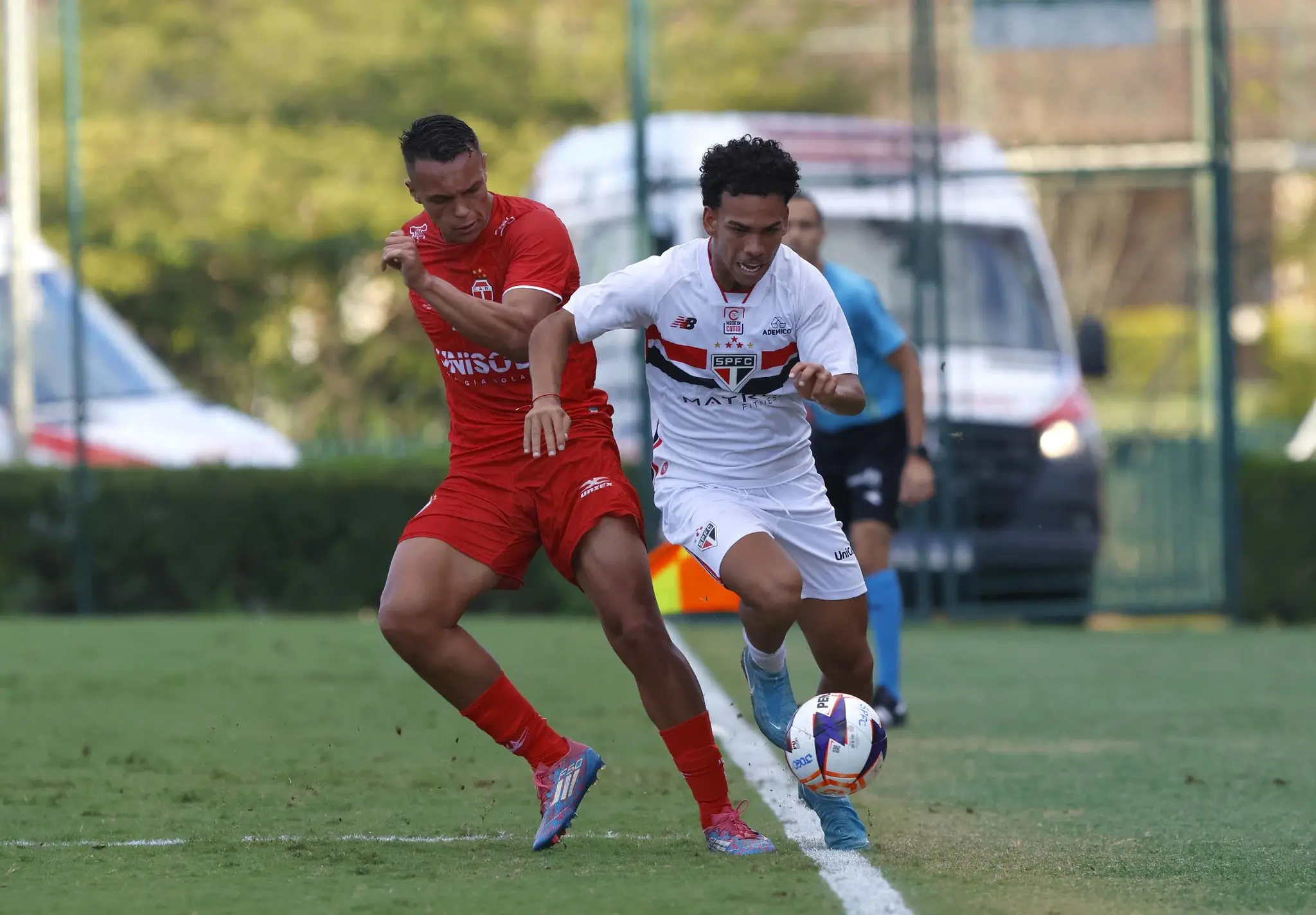 São Paulo acerta ida de lateral da base ao Palmeiras; veja detalhes