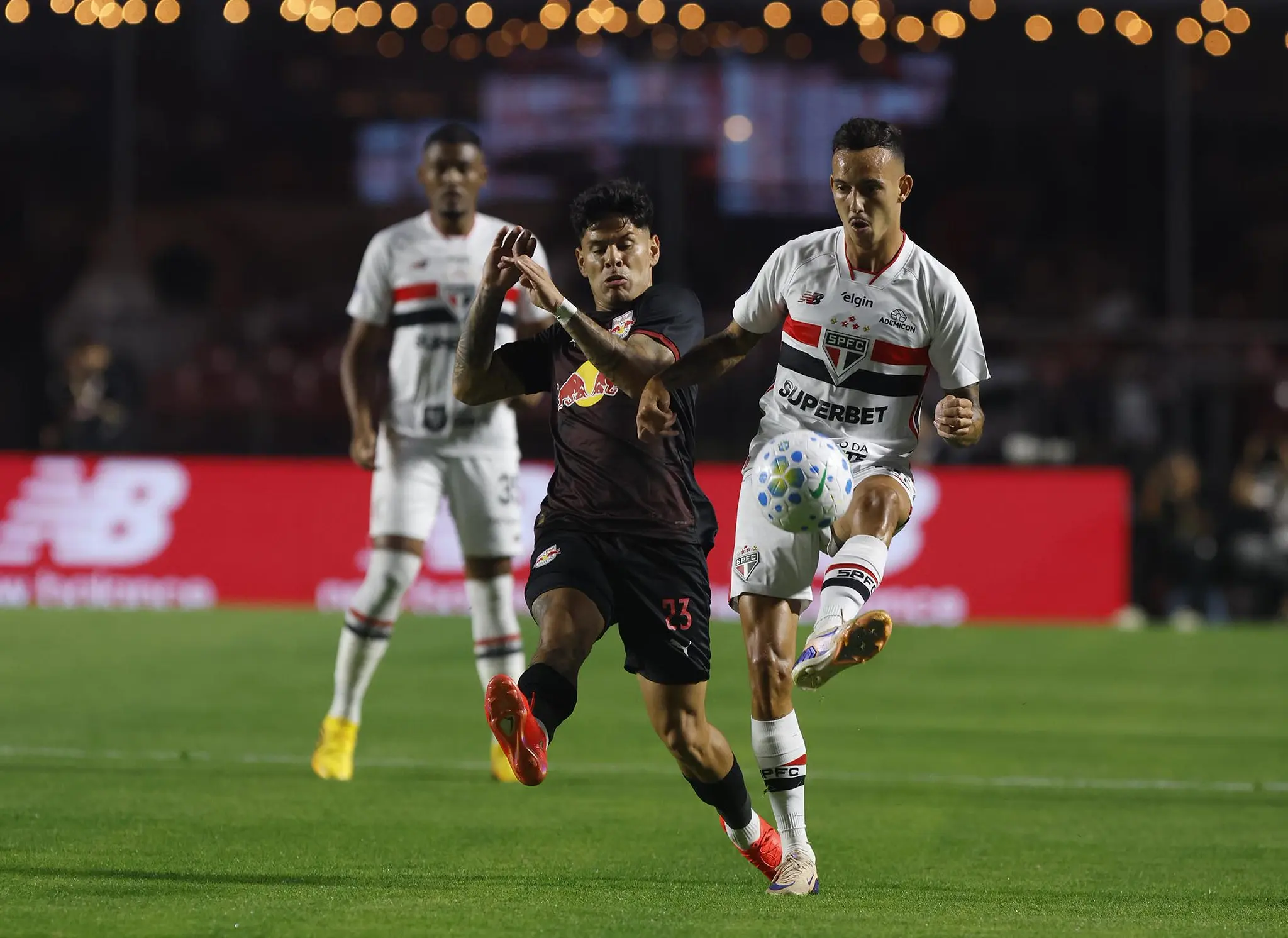 Iago emenda três jogos seguidos como titular no São Paulo e ganha espaço com Dorival