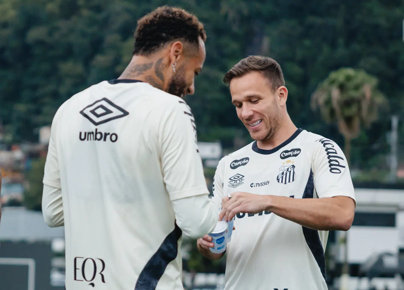 Arthur se junta a Neymar e reprova gramado da Vila Belmiro: “Condição crítica”