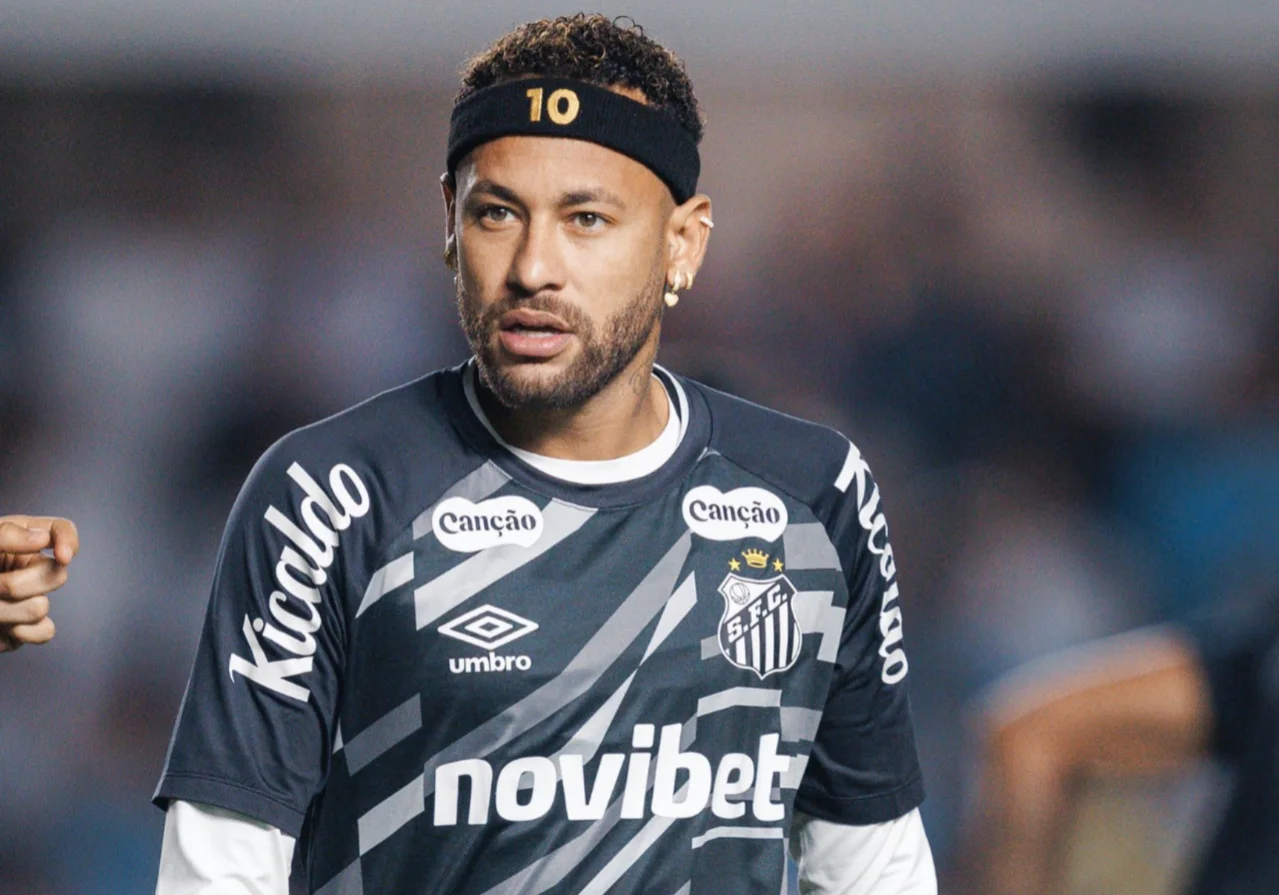 Neymar faz exames após sentir dores e desfalca Santos contra o Inter