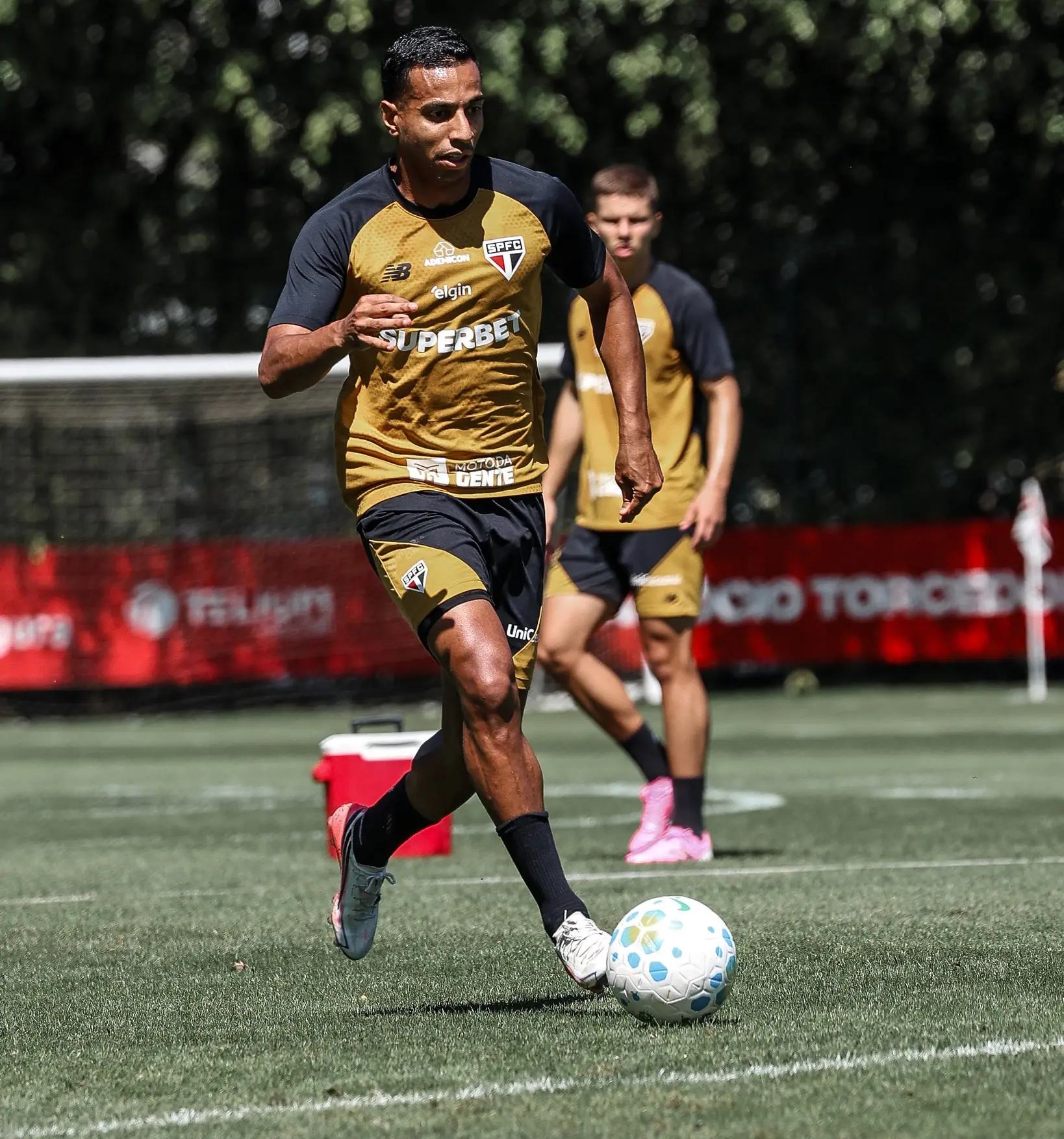 Victor Sá treina com elenco e deve reforçar São Paulo contra o Atlético-MG; Newton é dúvida