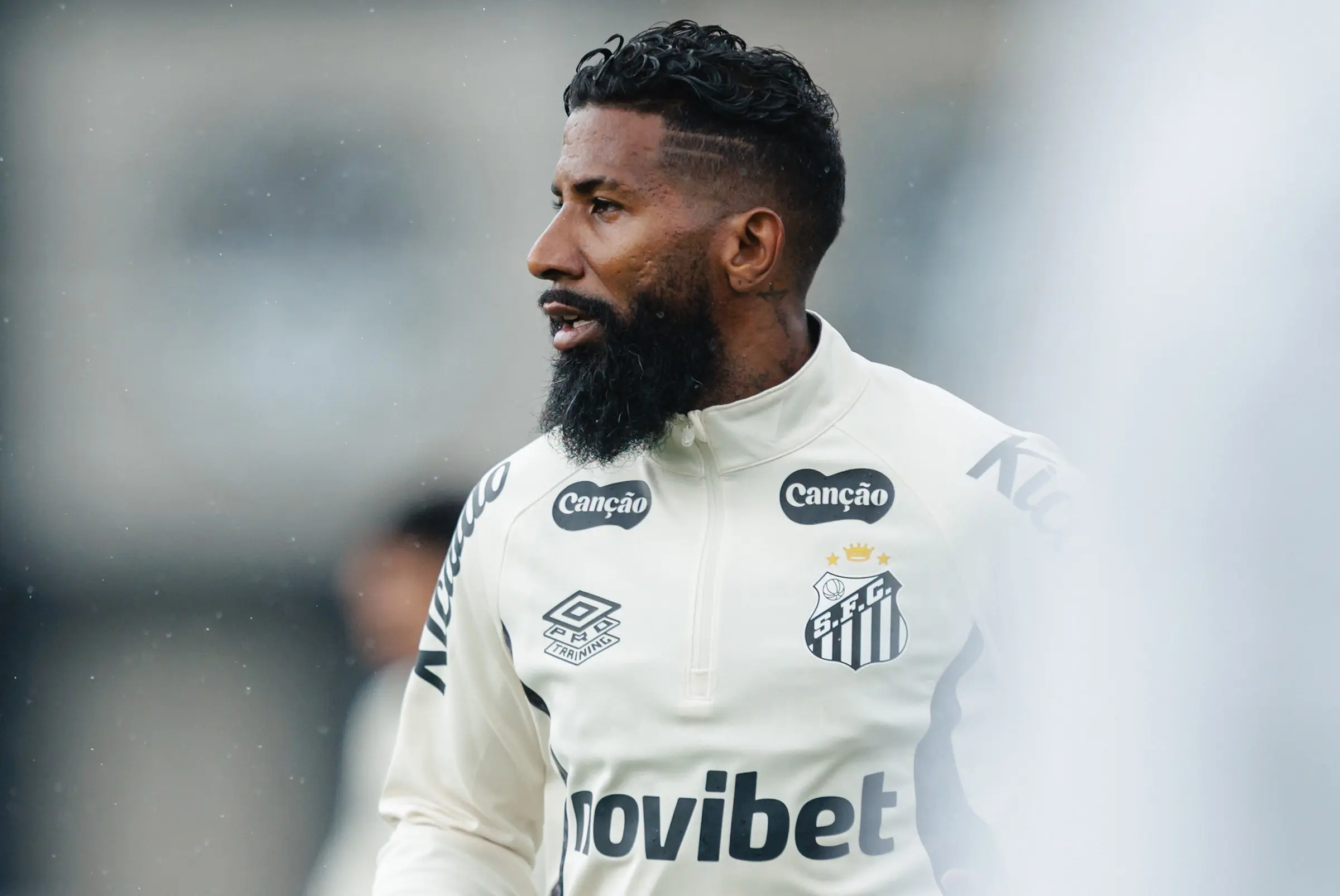 Rodinei defende leveza no Santos após chegada e se coloca à disposição de Cuca