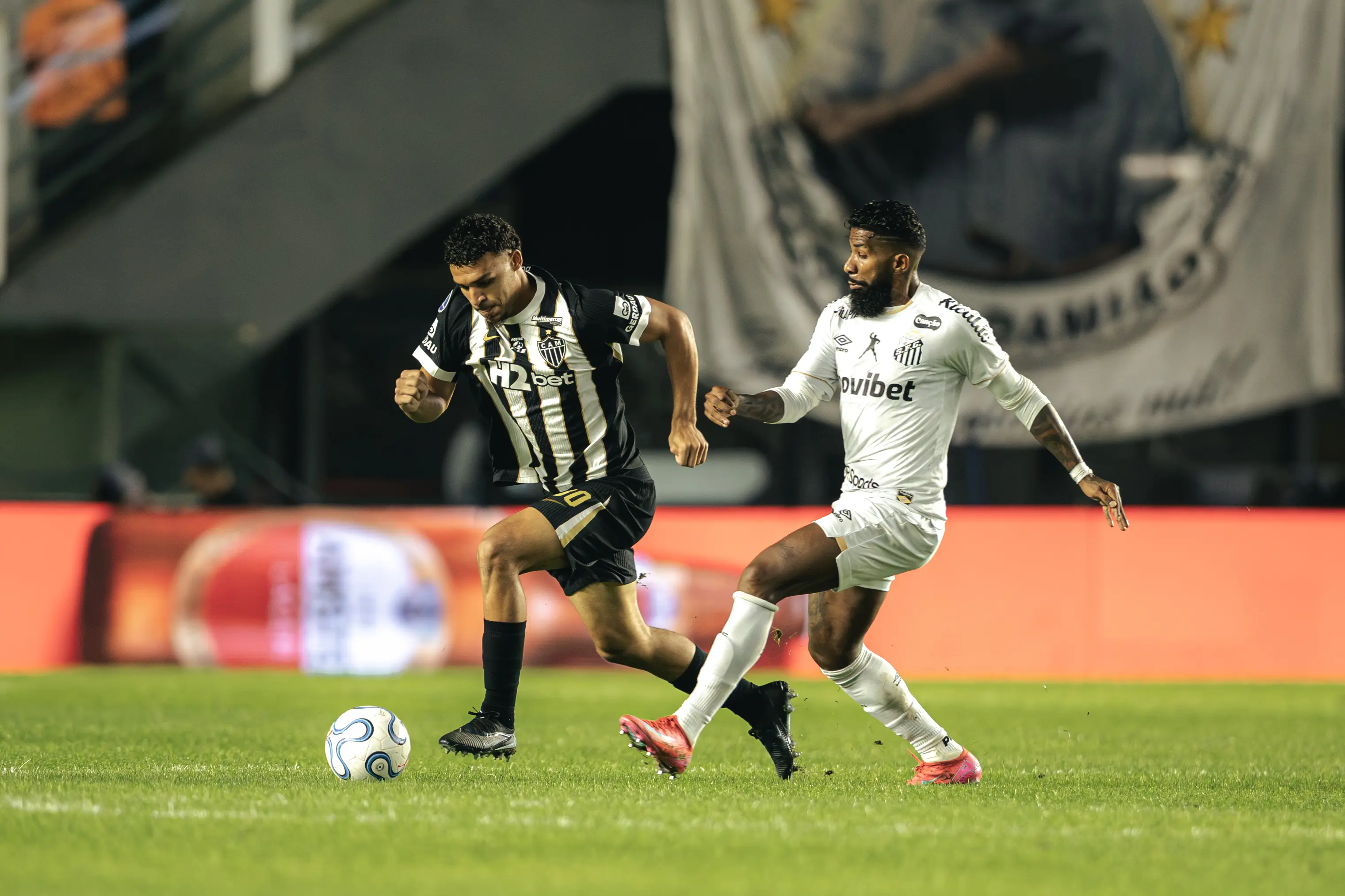 Rodinei celebra retorno ao Brasil pelo Santos, mas prega cautela após vantagem na Sul-Americana