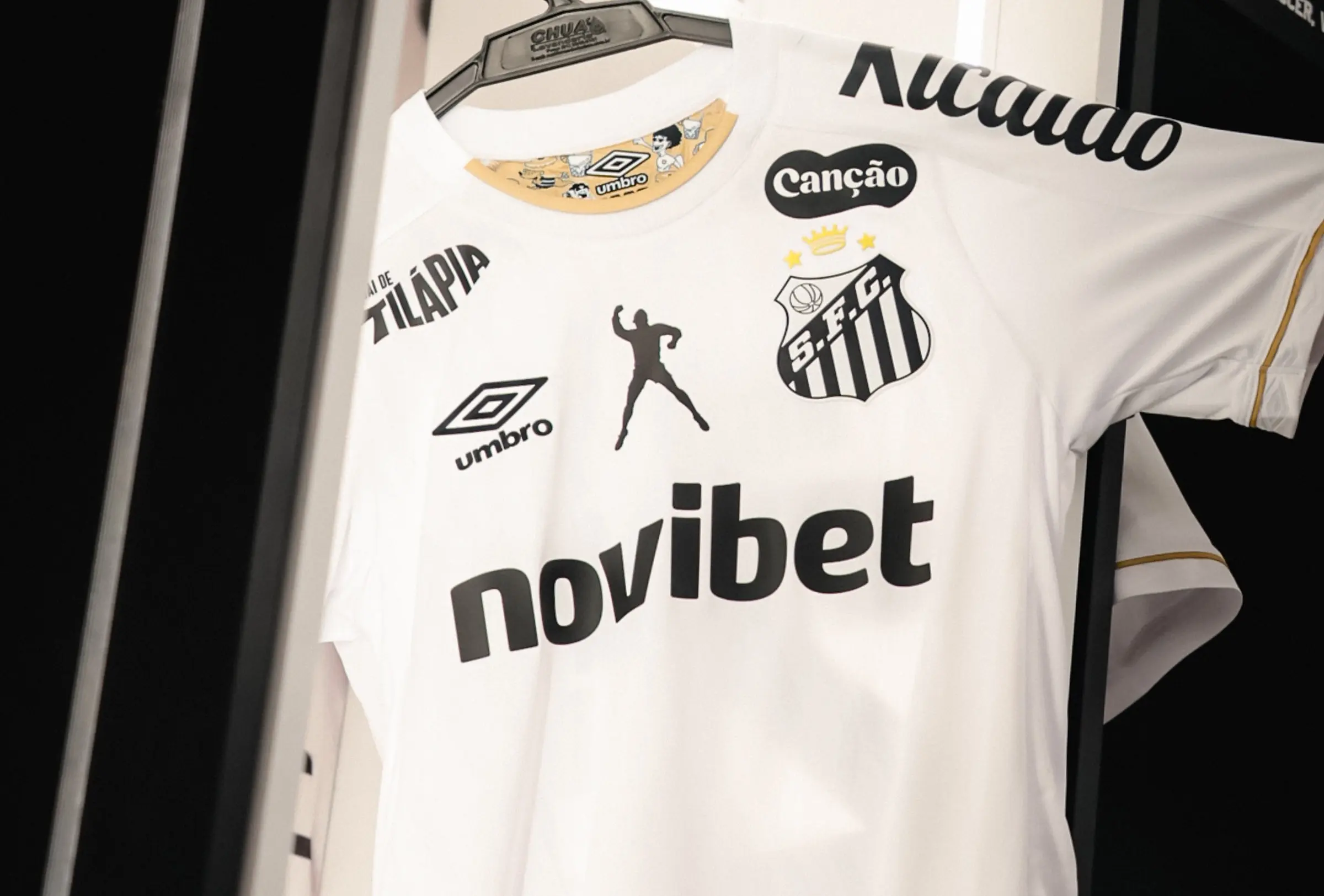 Santos acerta com Adidas para 2028 e assina contrato de seis anos; veja detalhes