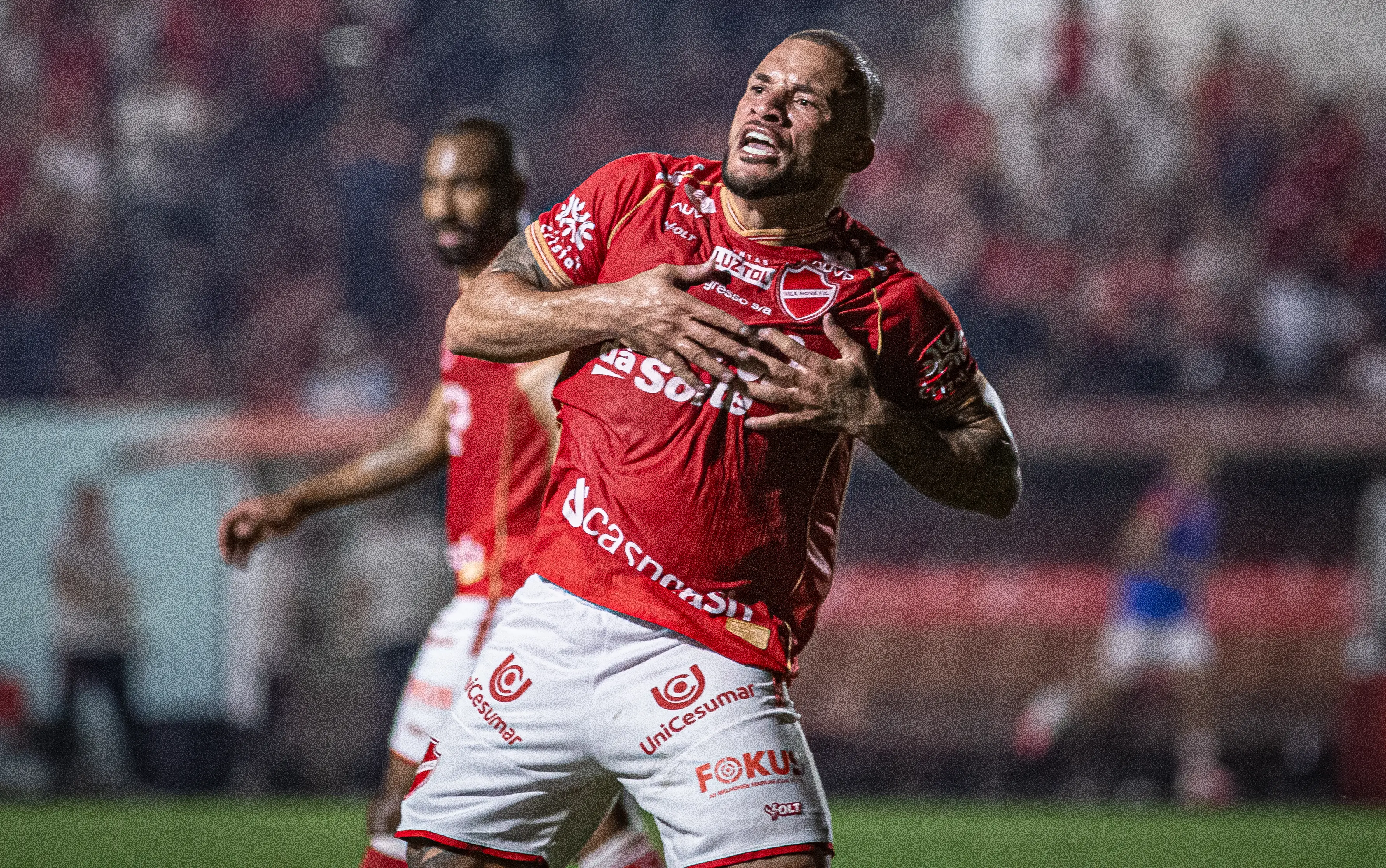 Vila Nova bate o América-MG e segue na cola da liderança da Série B
