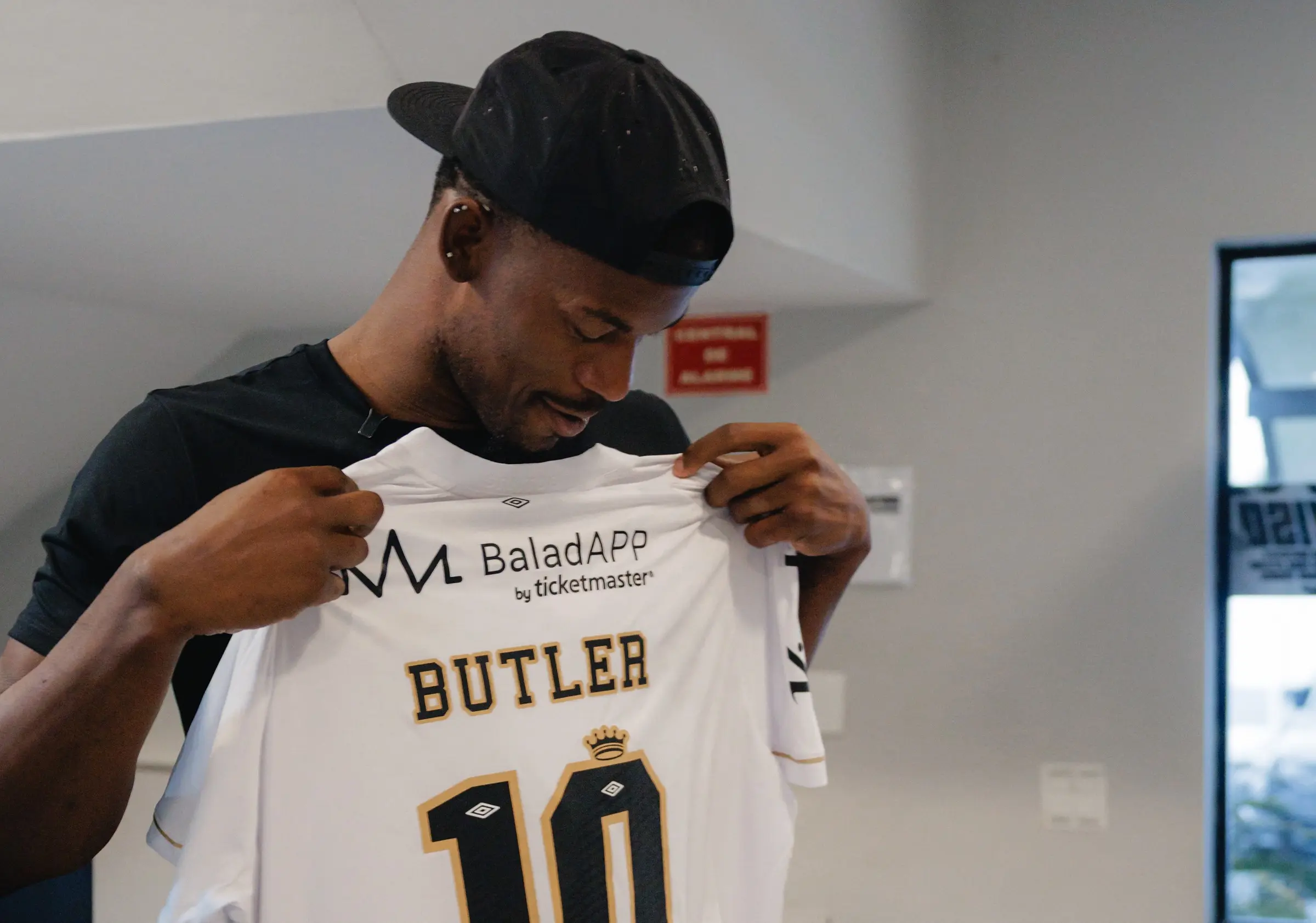 Amigo de Neymar, astro da NBA visita CT do Santos e arrisca até tênis de mesa