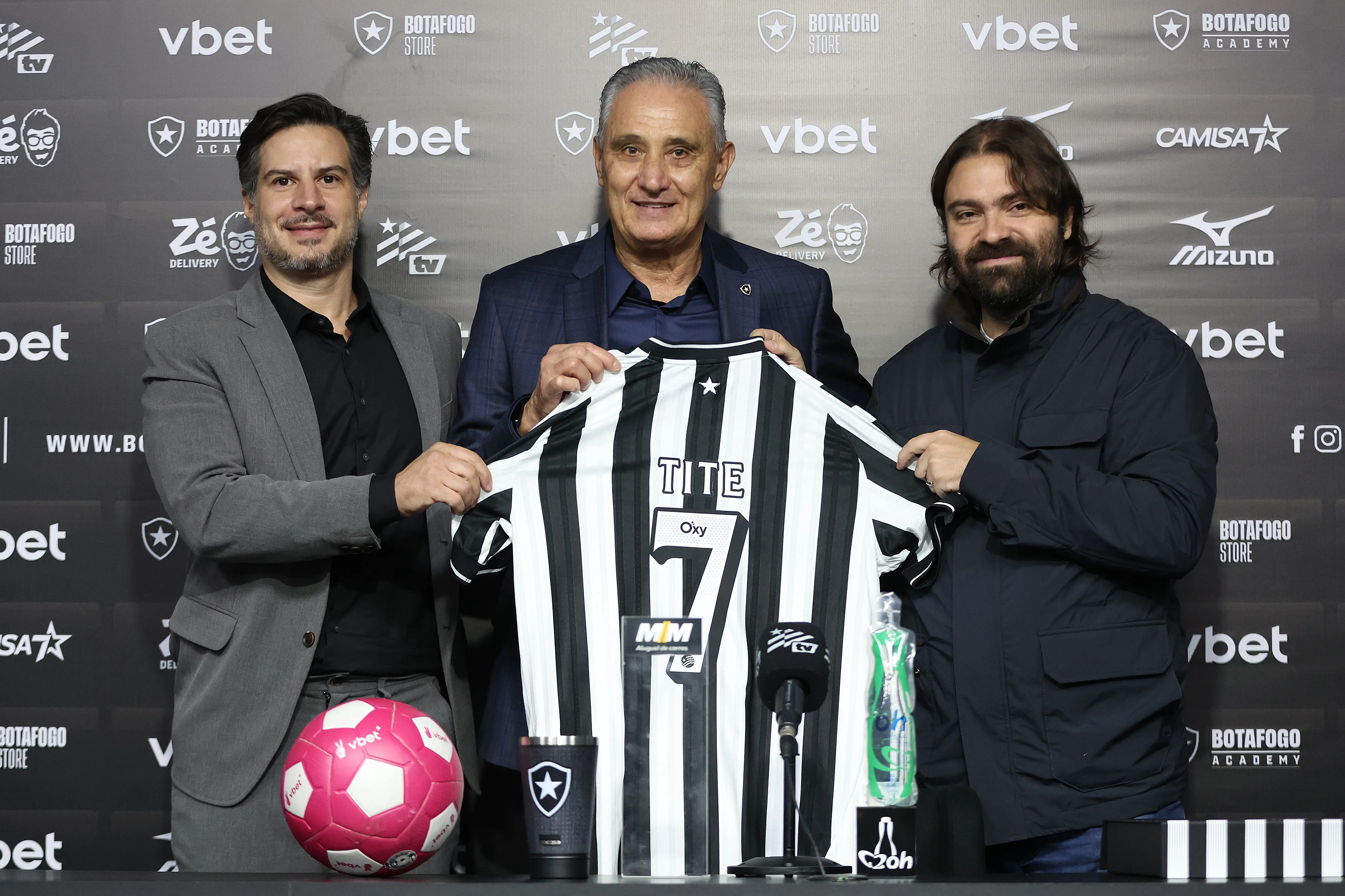 Veja fotos da apresentação de Tite no Botafogo nesta quinta-feira